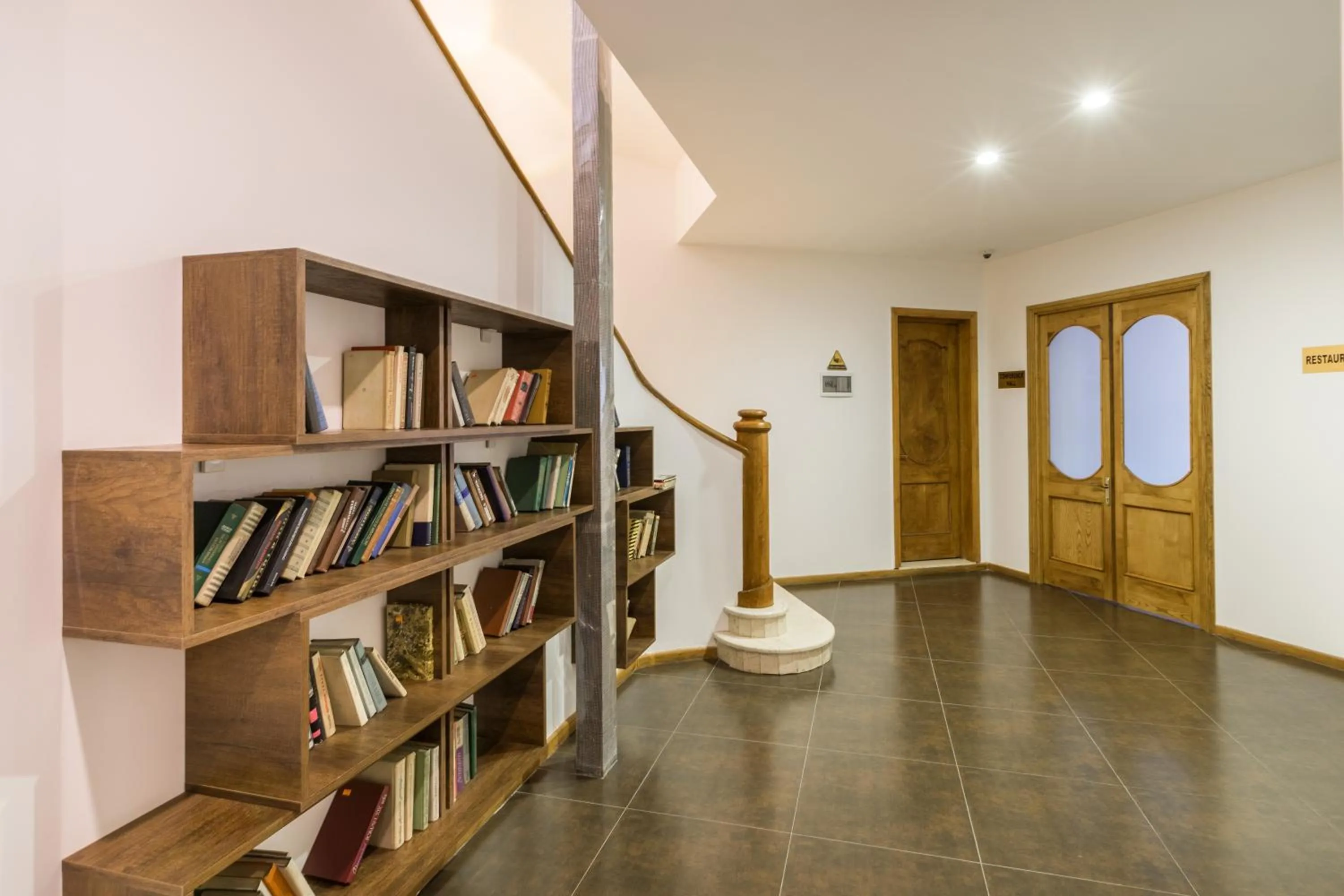 Library in Alliance Hotel