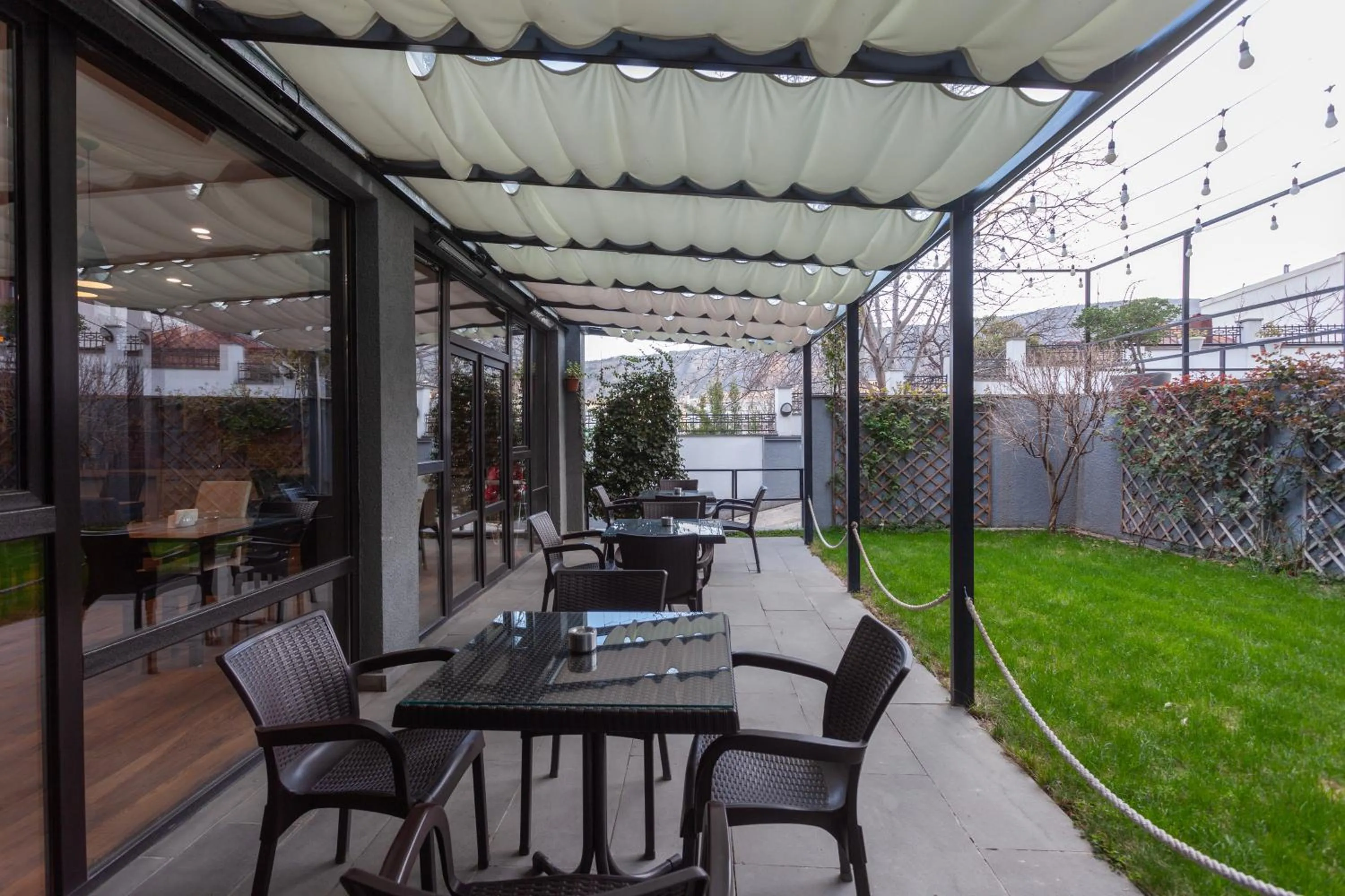 Restaurant/places to eat in Alliance Hotel