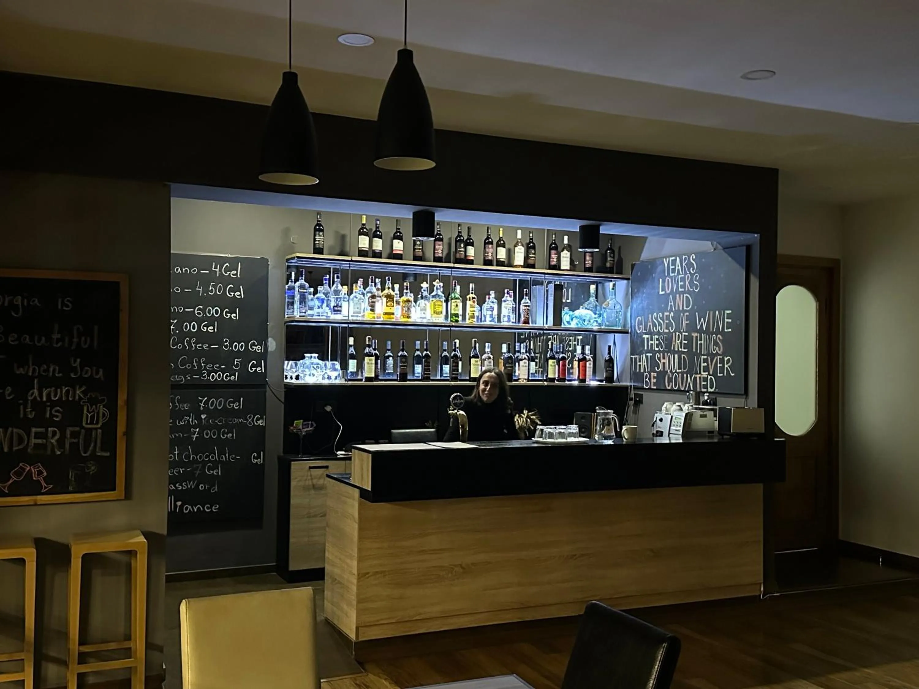 Restaurant/places to eat in Alliance Hotel