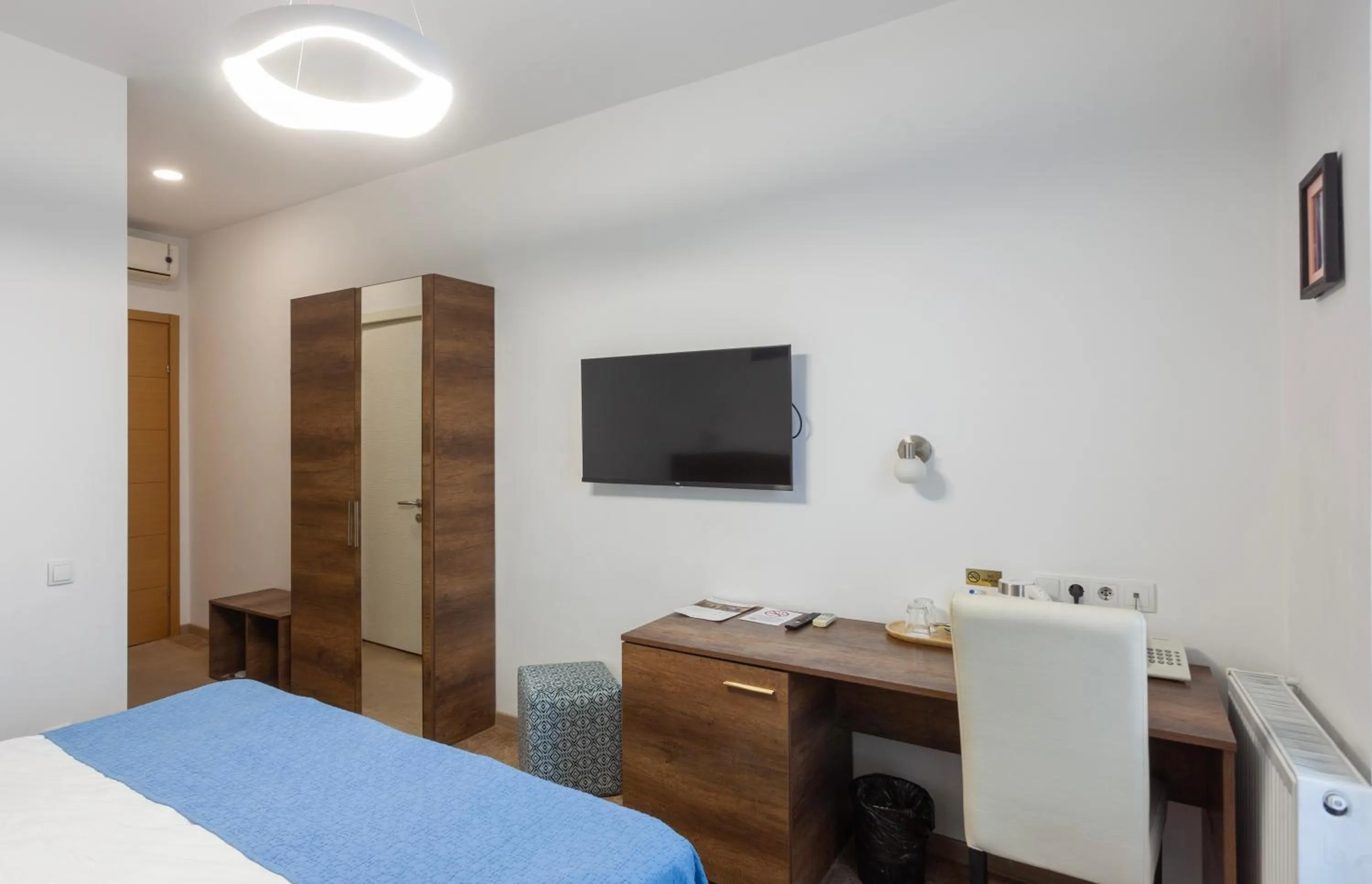 Bedroom, Bed in Alliance Hotel