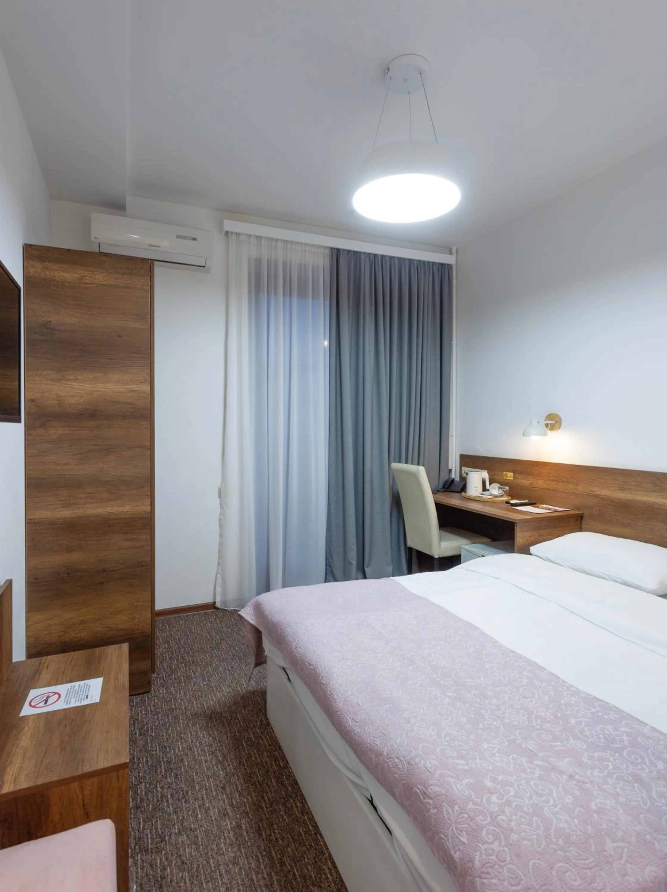 Bedroom, Bed in Alliance Hotel