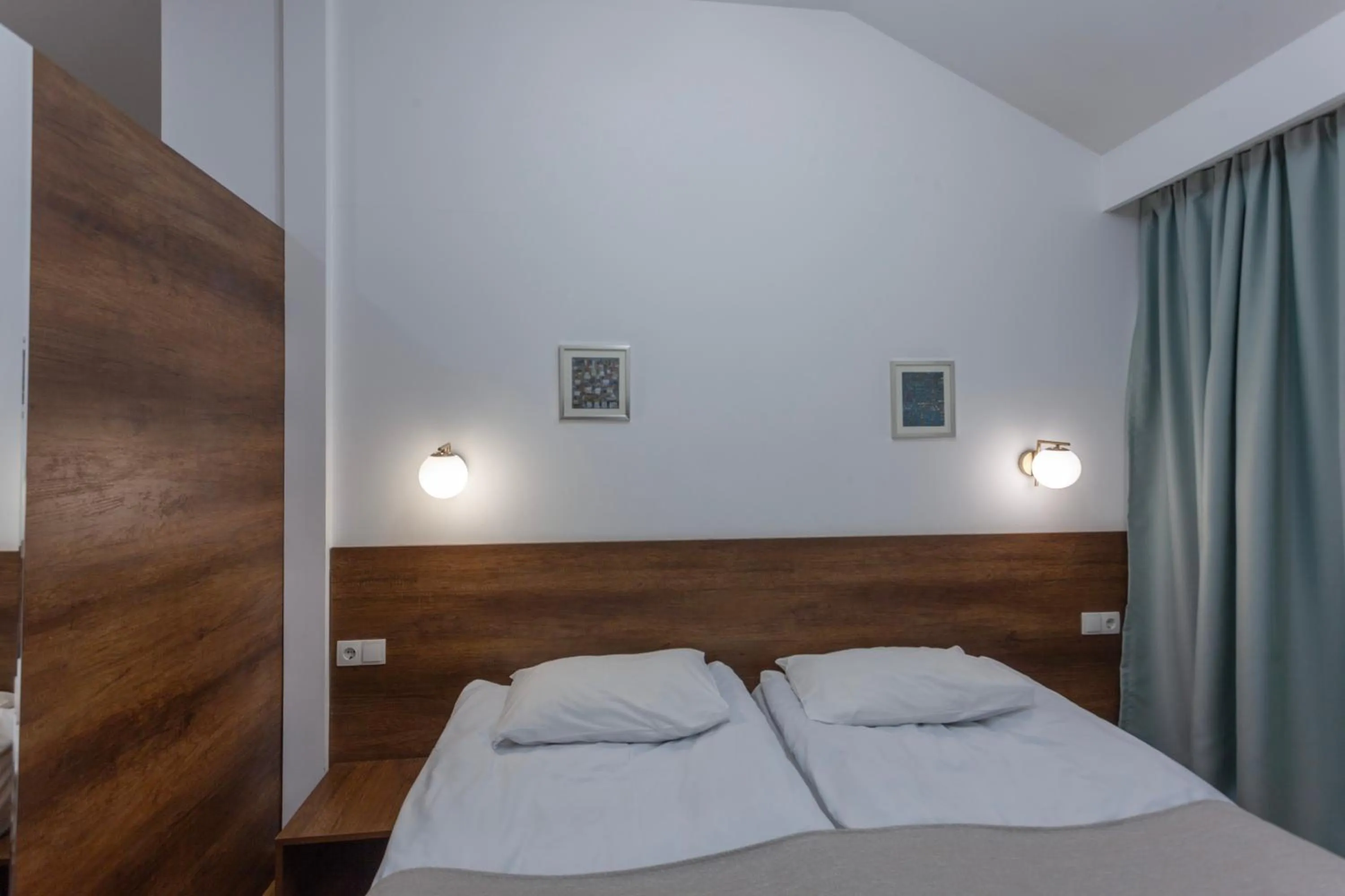 Bedroom, Bed in Alliance Hotel