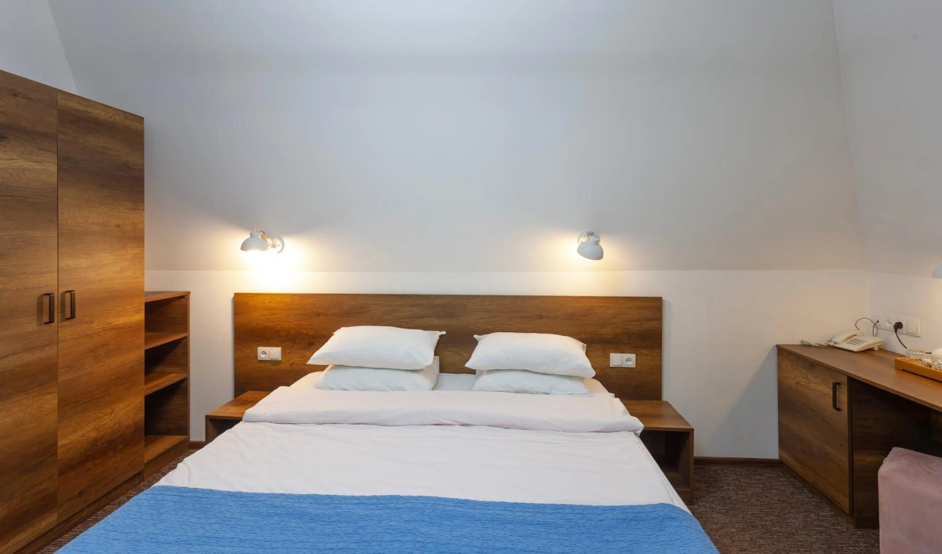 Bedroom, Bed in Alliance Hotel