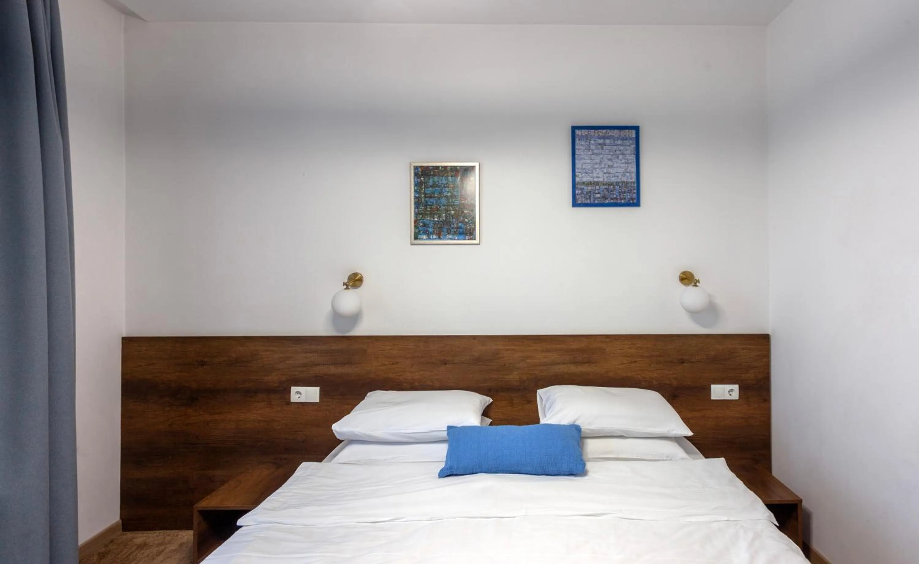 Bedroom, Bed in Alliance Hotel