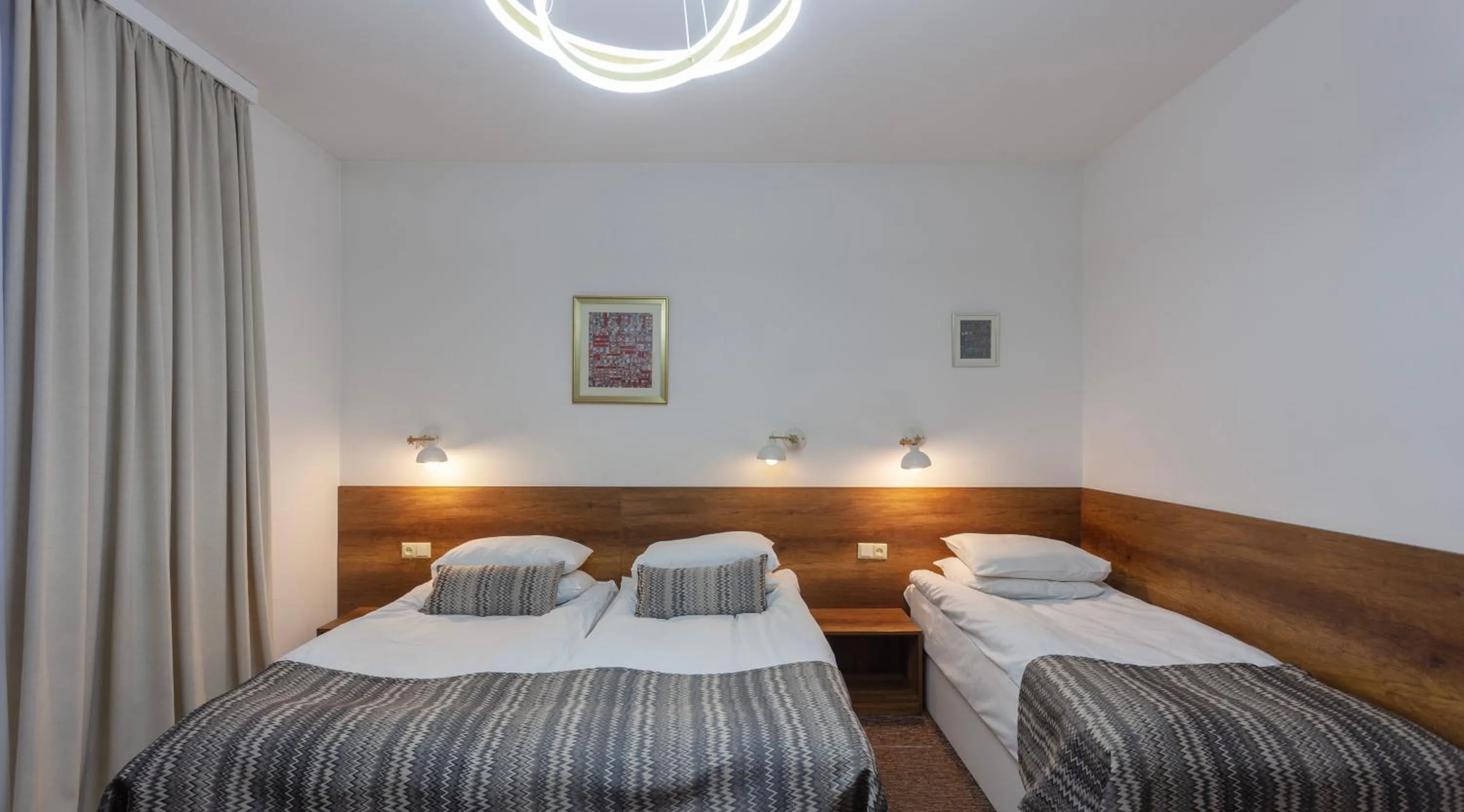 Bedroom, Bed in Alliance Hotel