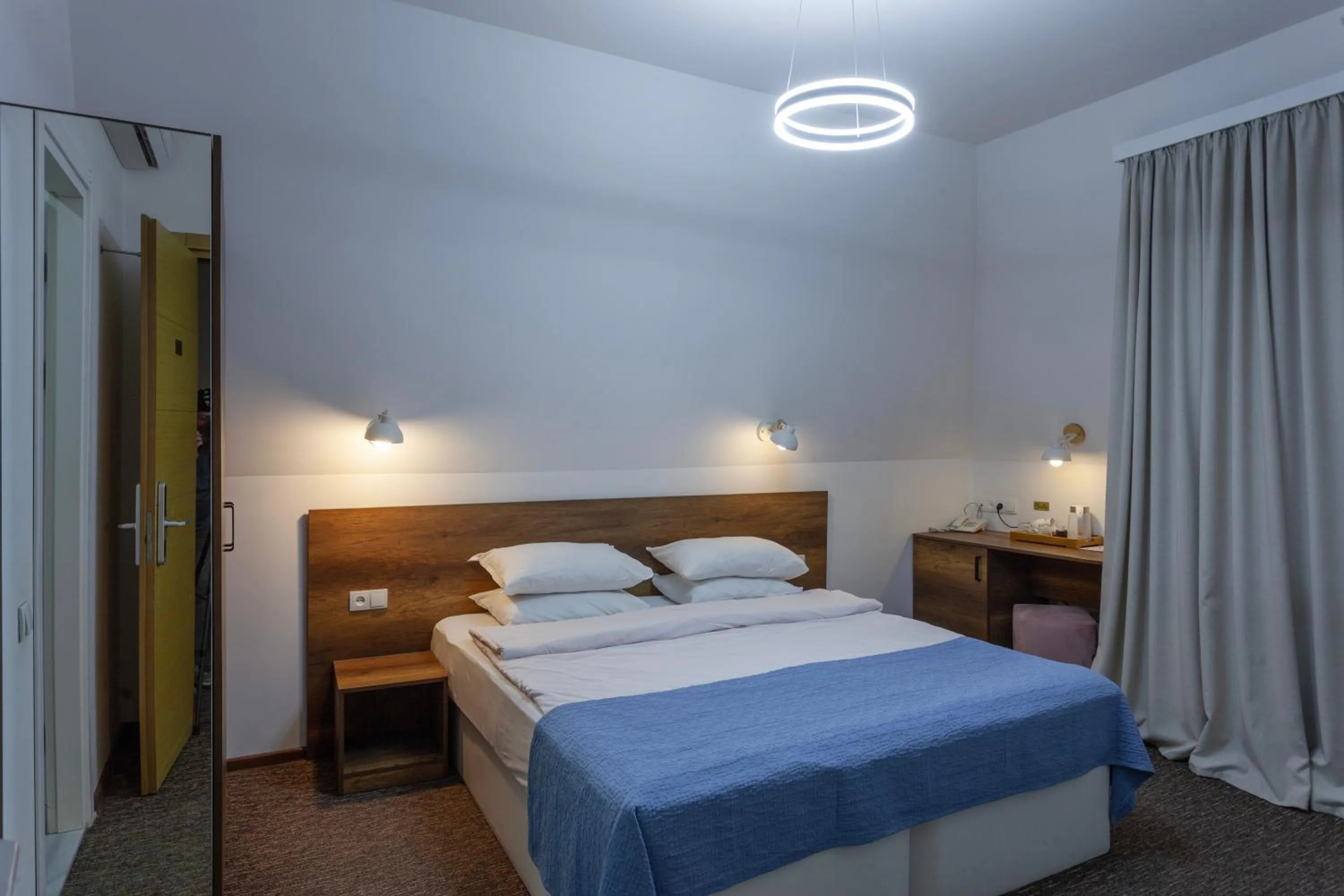 Bedroom, Bed in Alliance Hotel