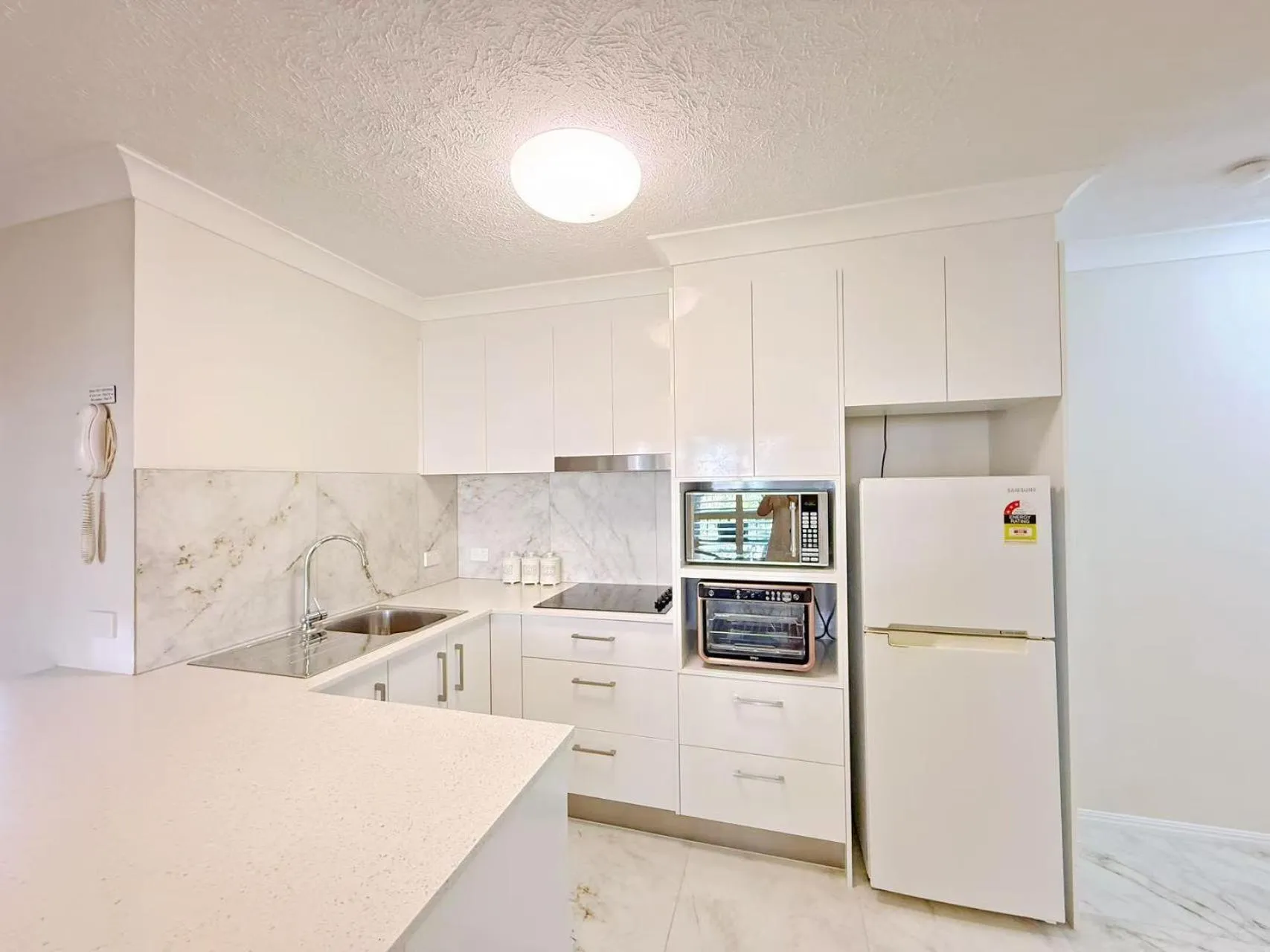 Kitchen or kitchenette in Karana Palms Resort