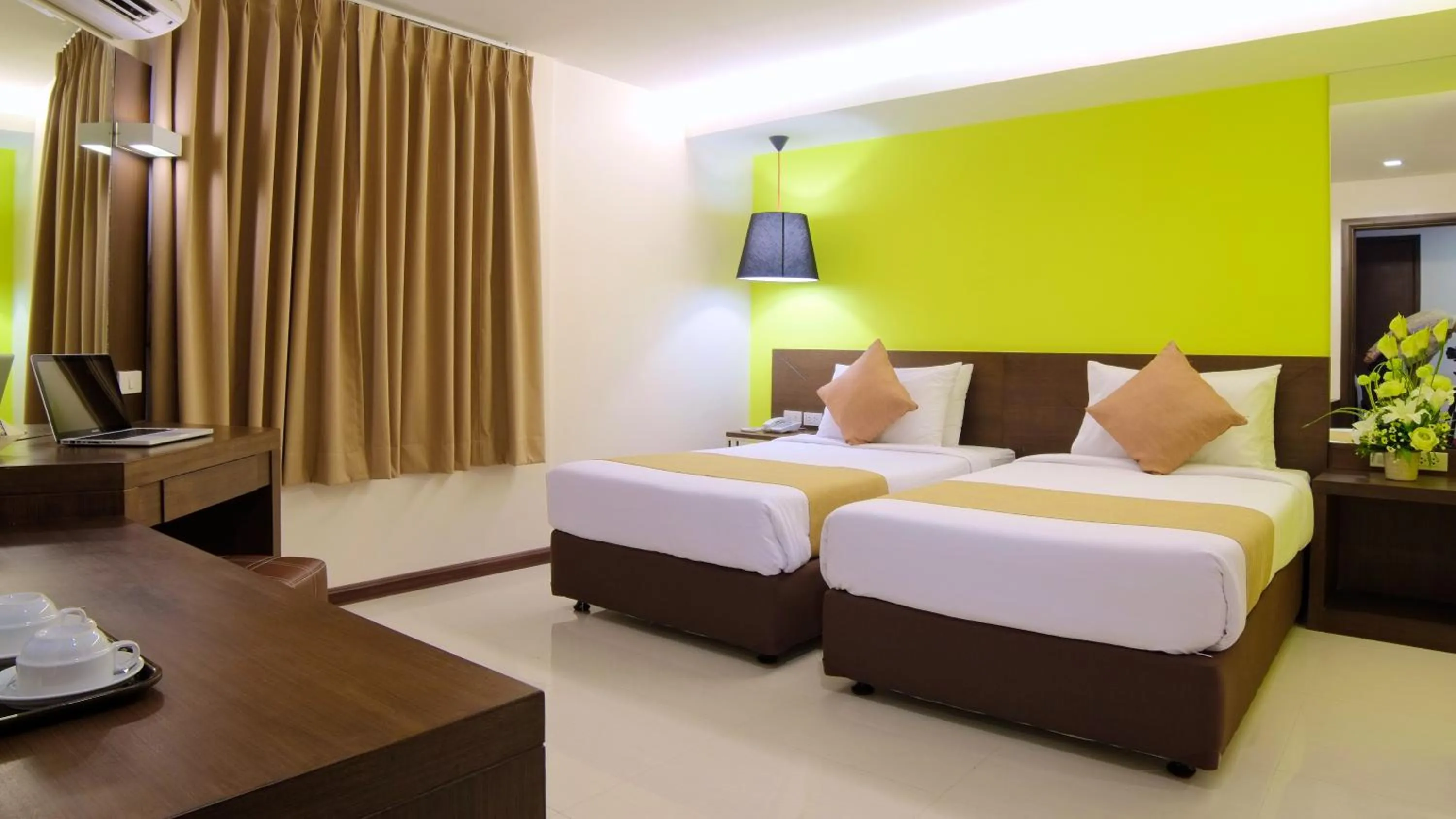 Bedroom, Bed in Grand Alpine Hotel