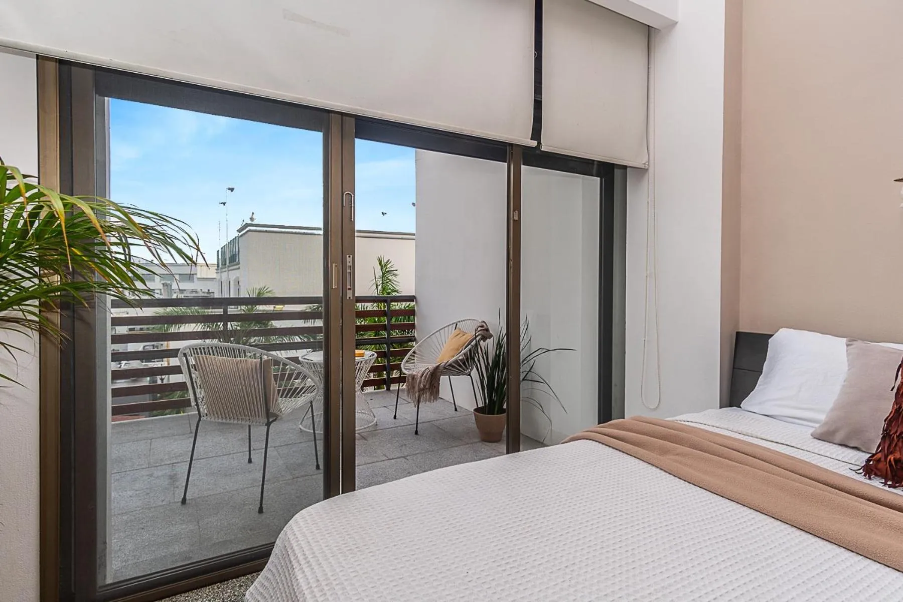 Balcony/Terrace, Bed in Infinito by Zamá Homes