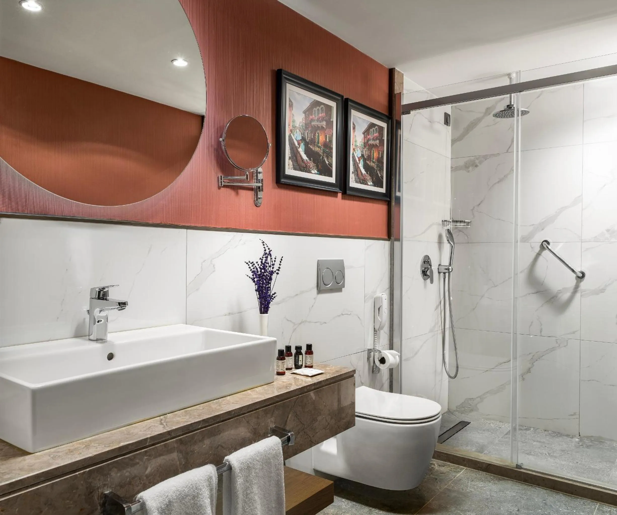 Shower in Aspera Hotel Altunizade