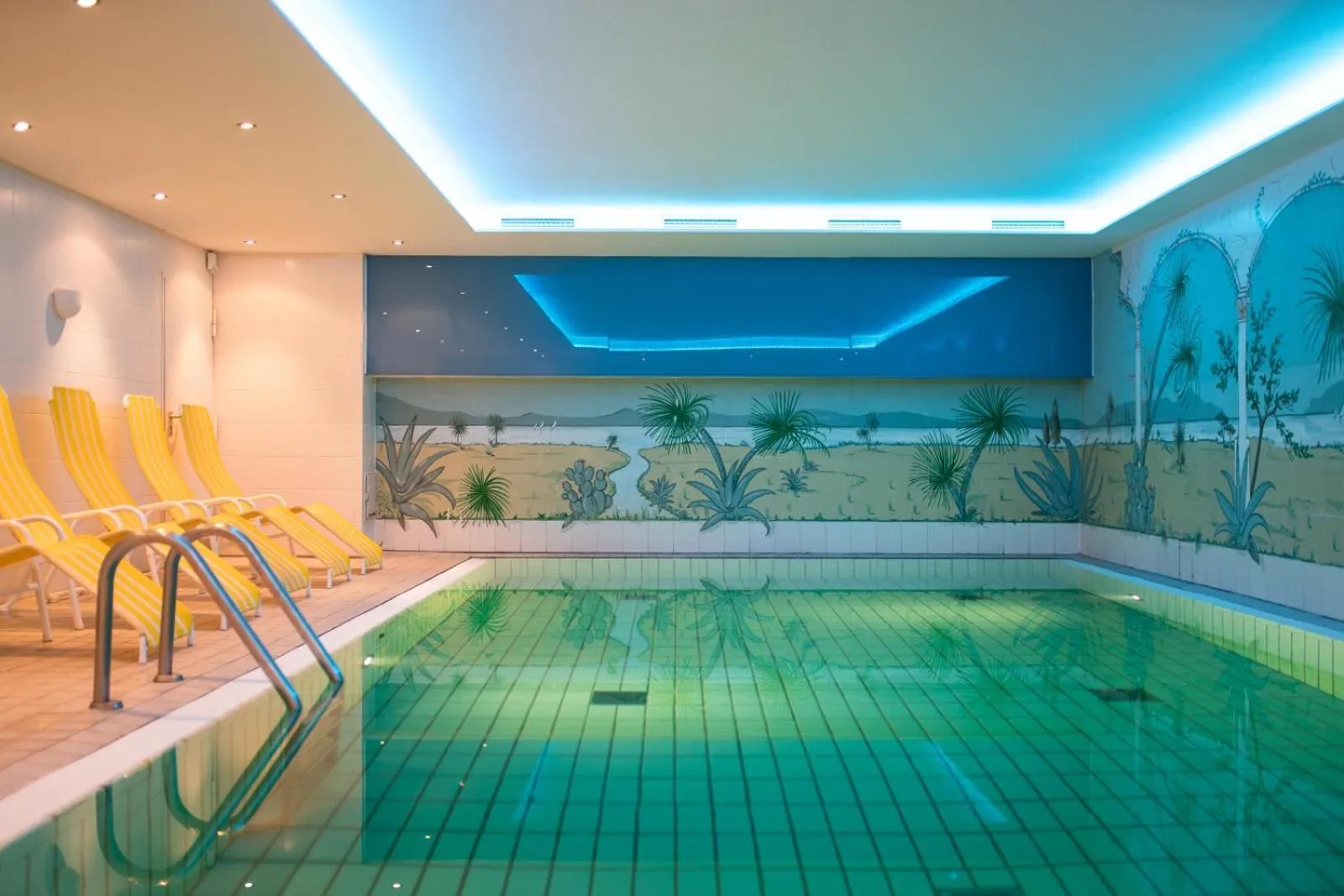 Swimming pool in Hotel Royal