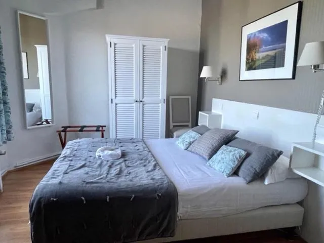 Bed in Hôtel De La Terrasse