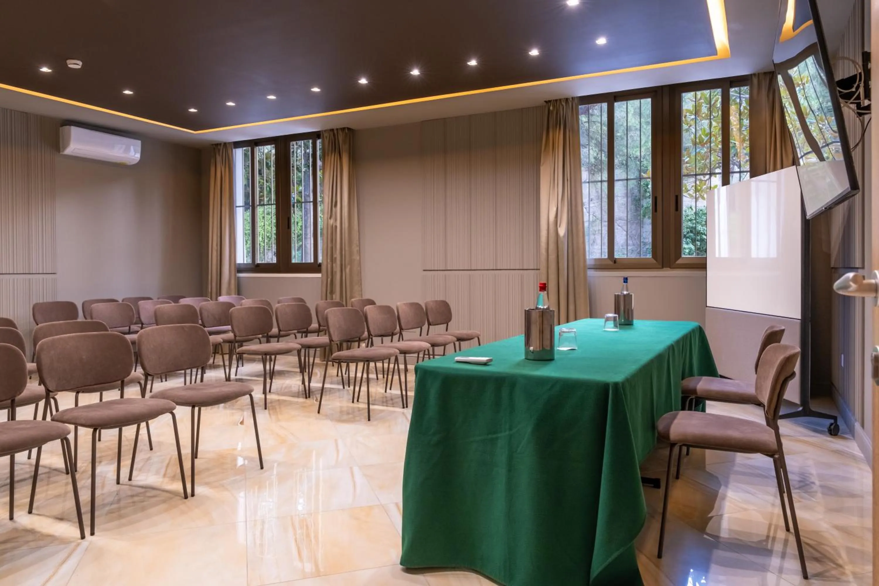 Meeting/conference room in 501 Hotel