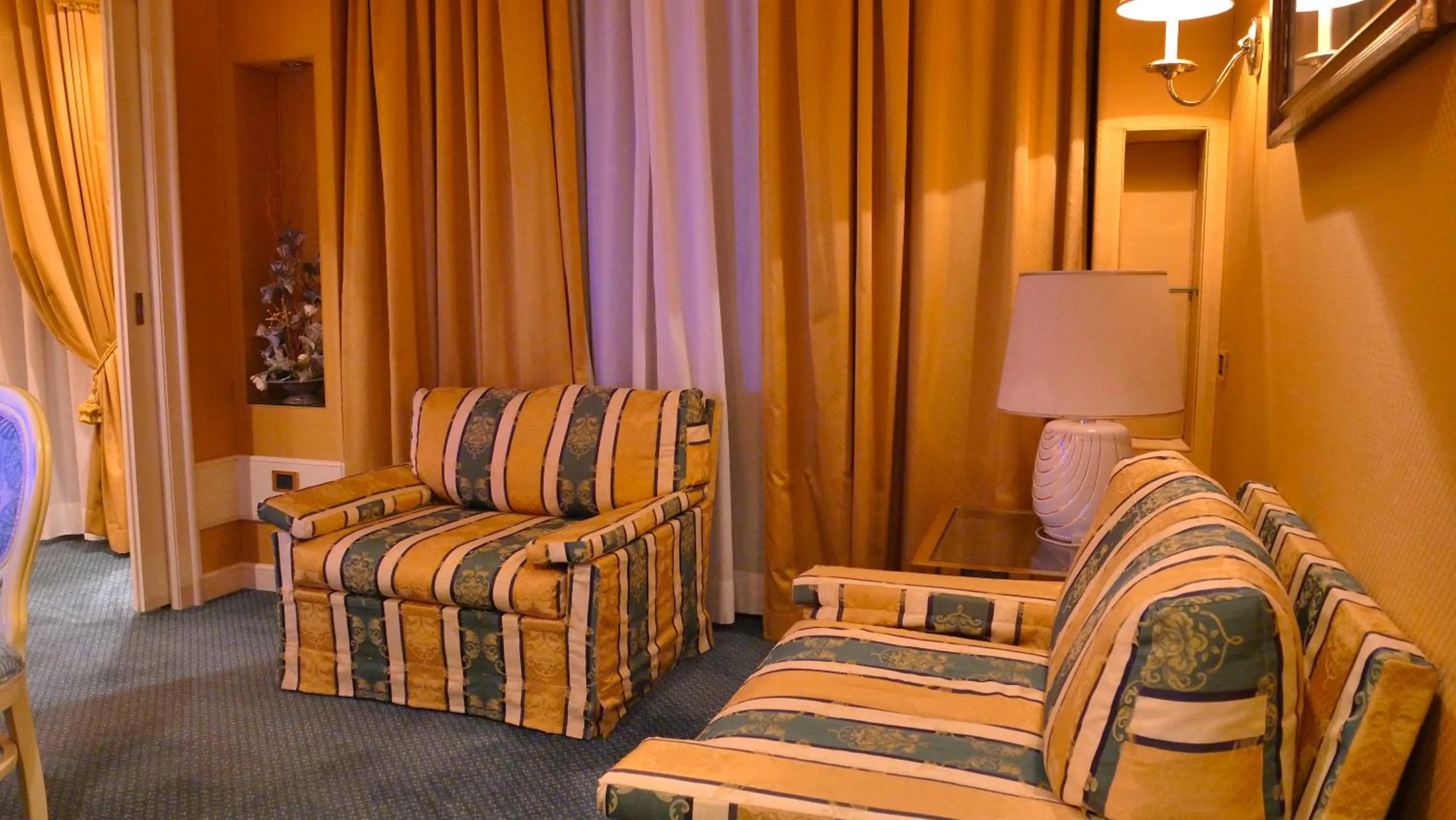 Seating area in 501 Hotel