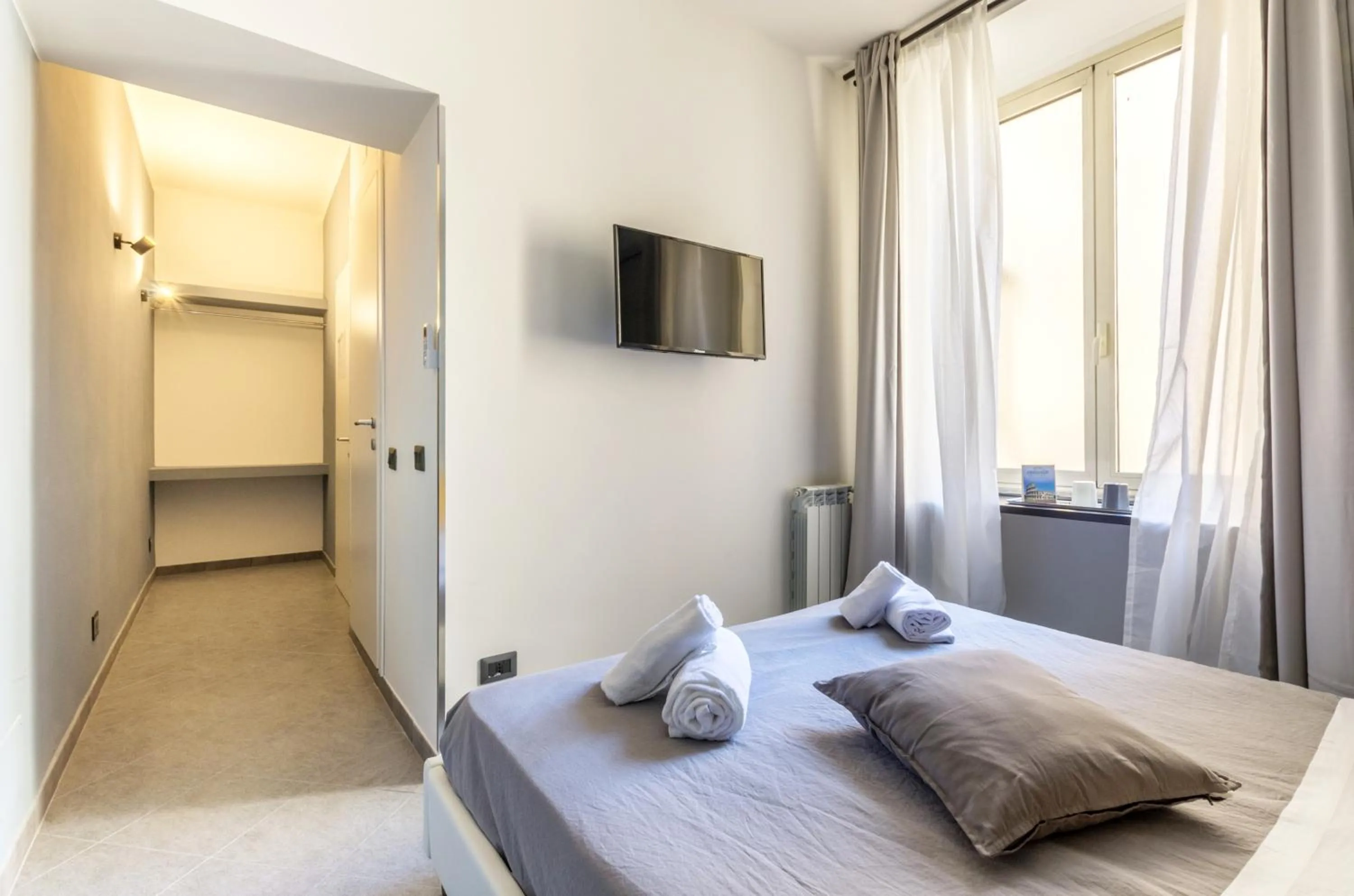 Bed in Merulana 139 Suites