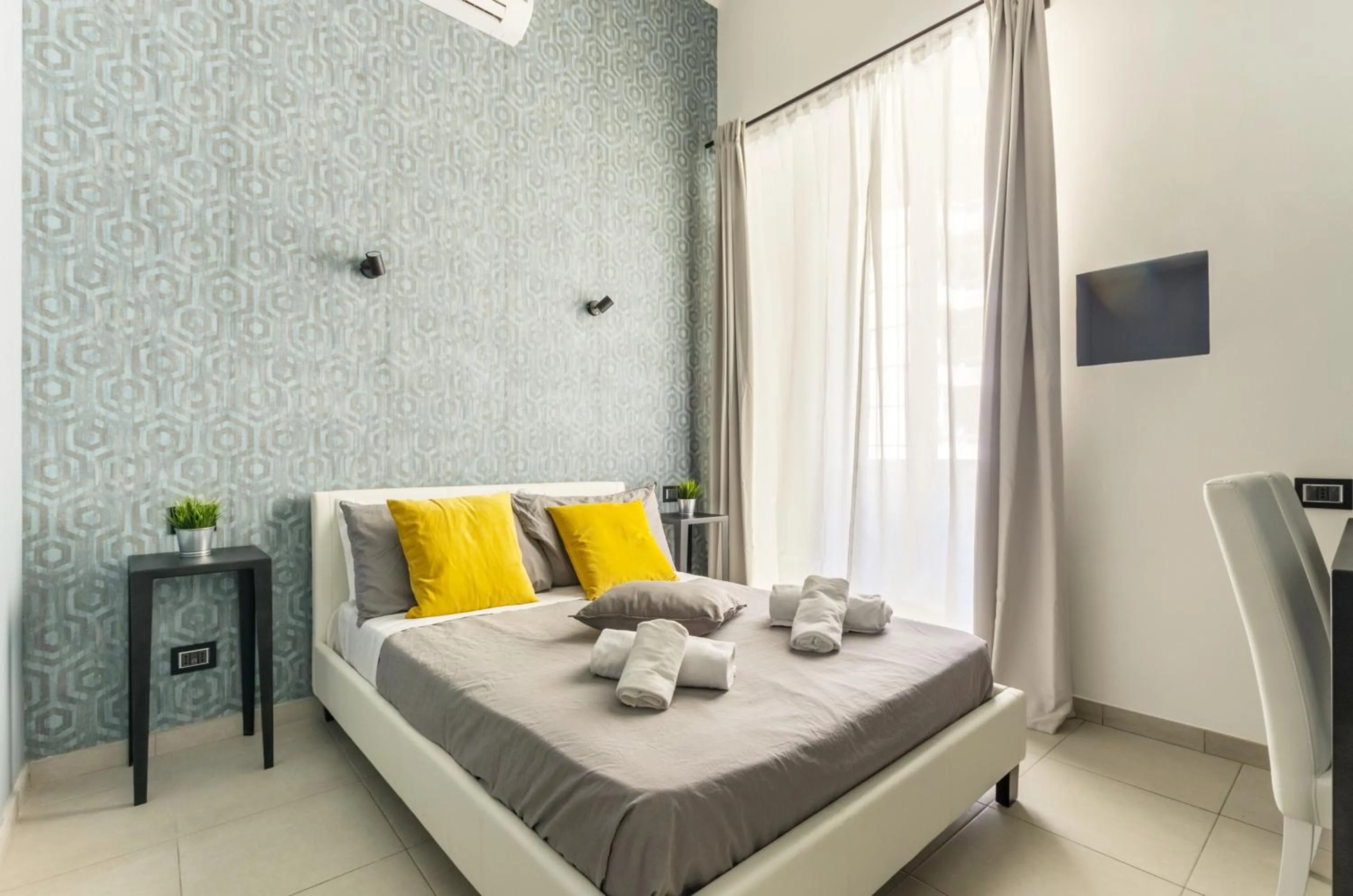 Bed in Merulana 139 Suites