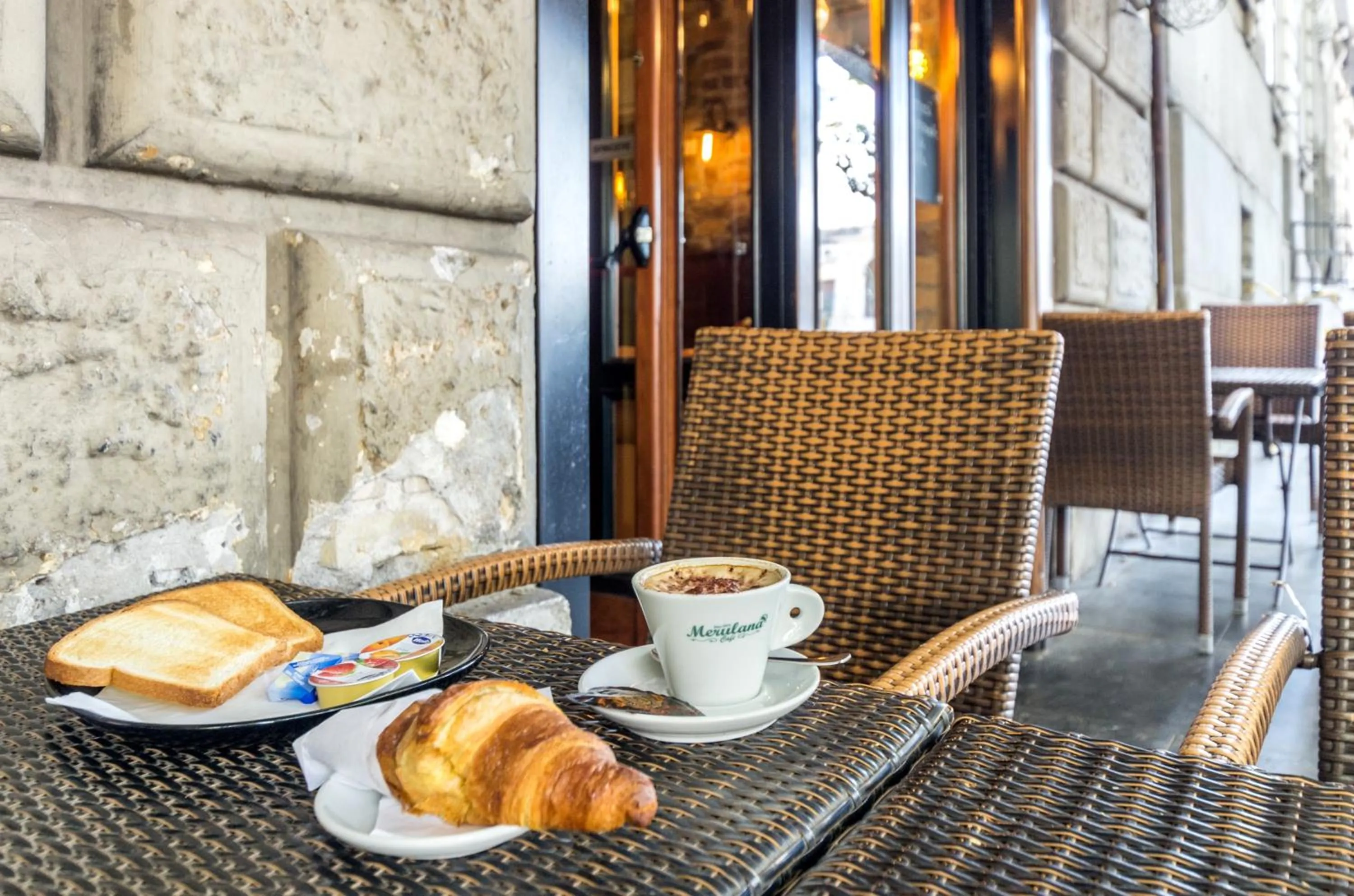 Food in Merulana 139 Suites