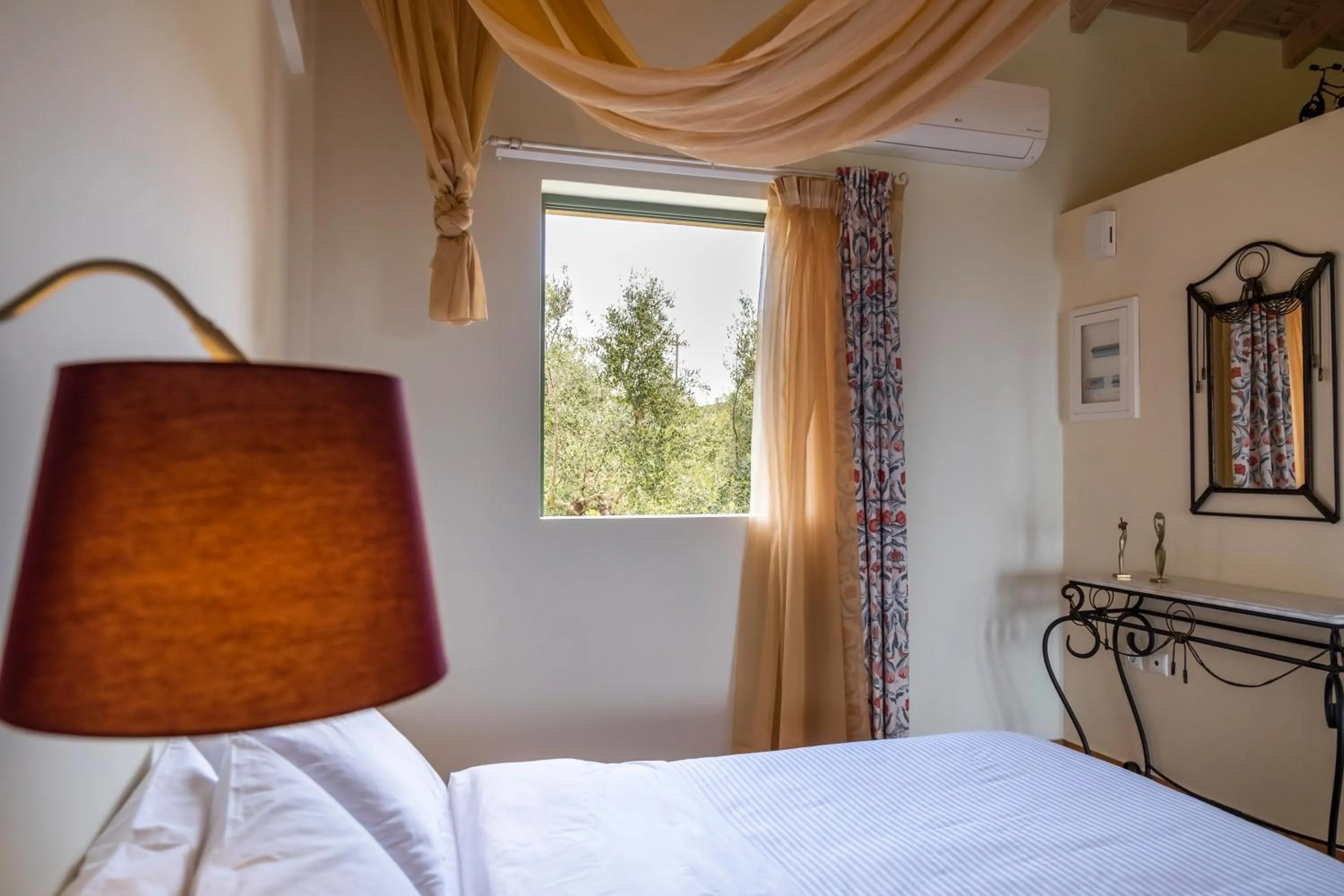 Decorative detail, Bed in Chamaloni Cottages