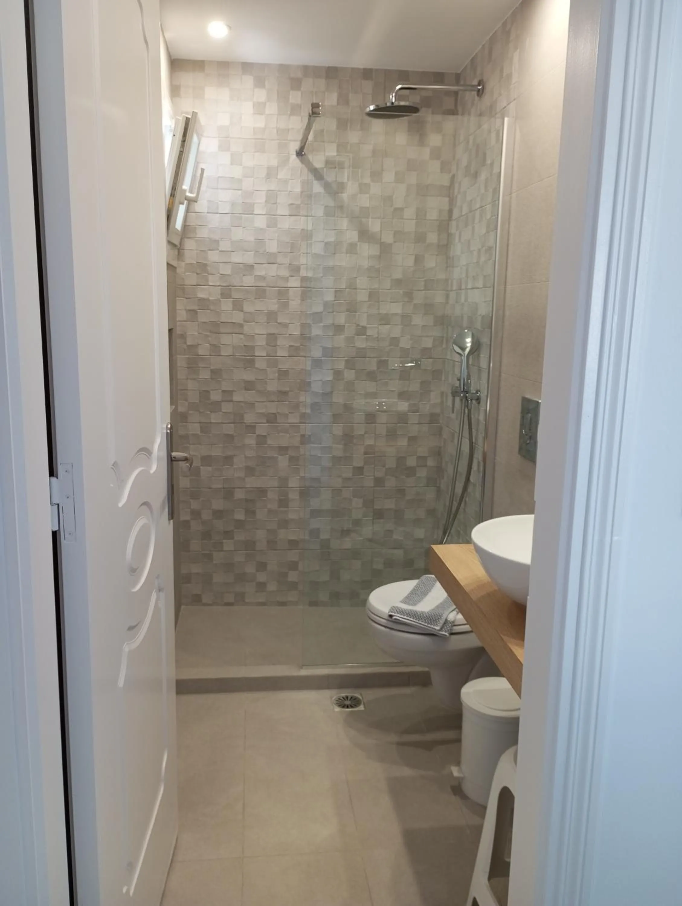 Shower in Captain Stavros Milos