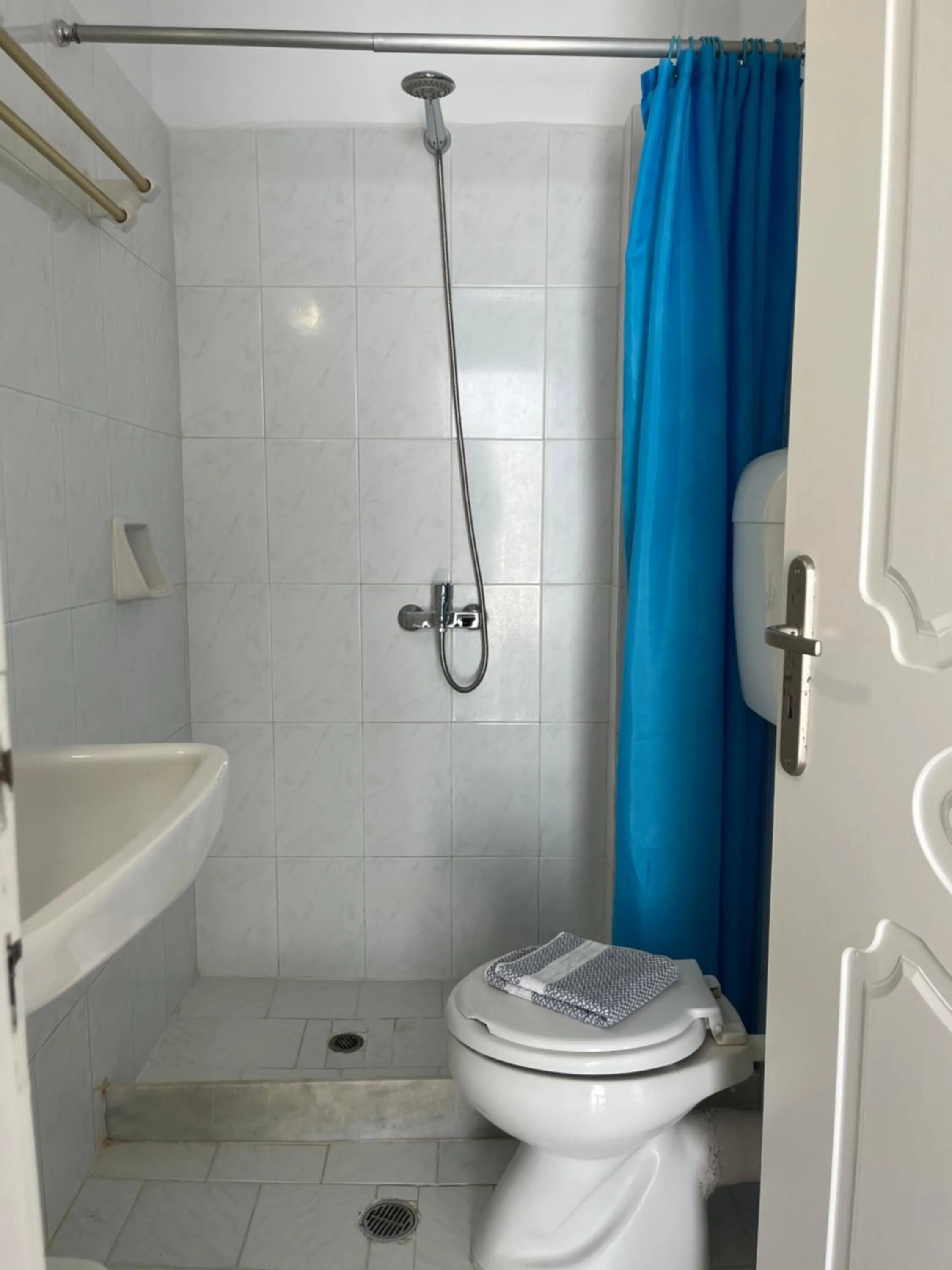 Shower in Captain Stavros Milos