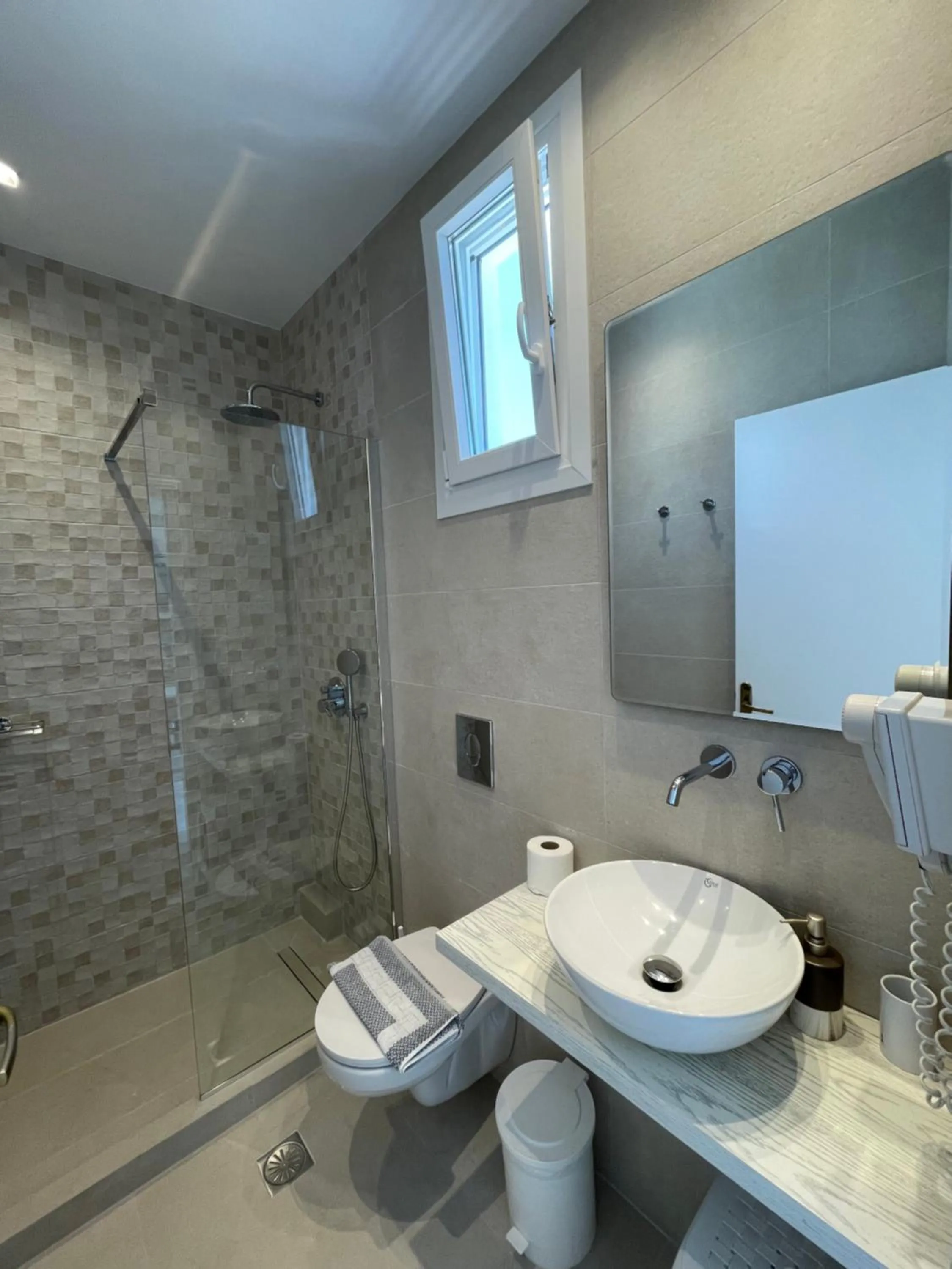 Shower in Captain Stavros Milos