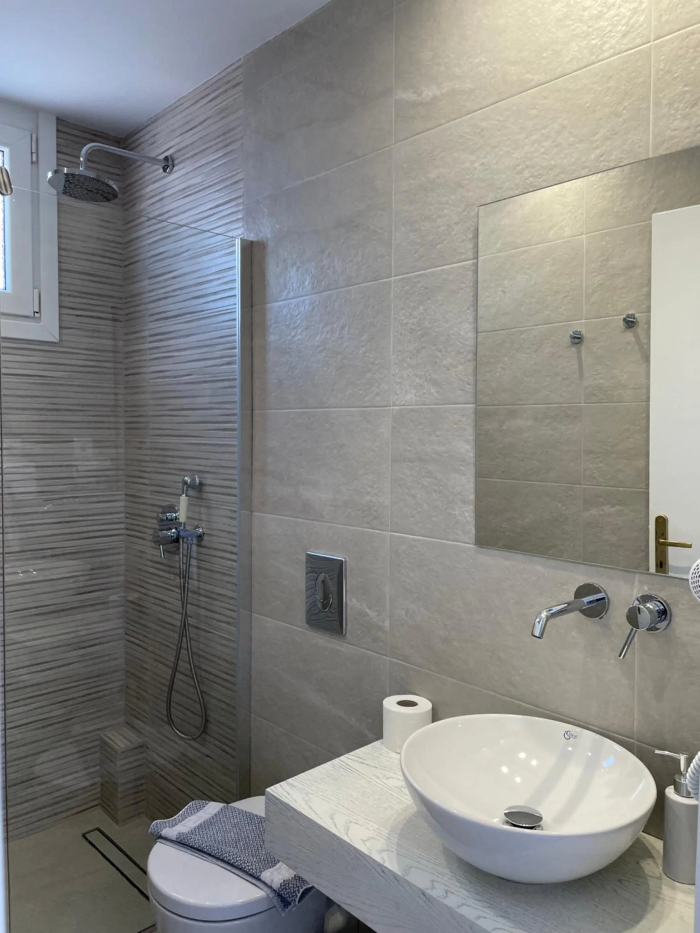 Shower in Captain Stavros Milos