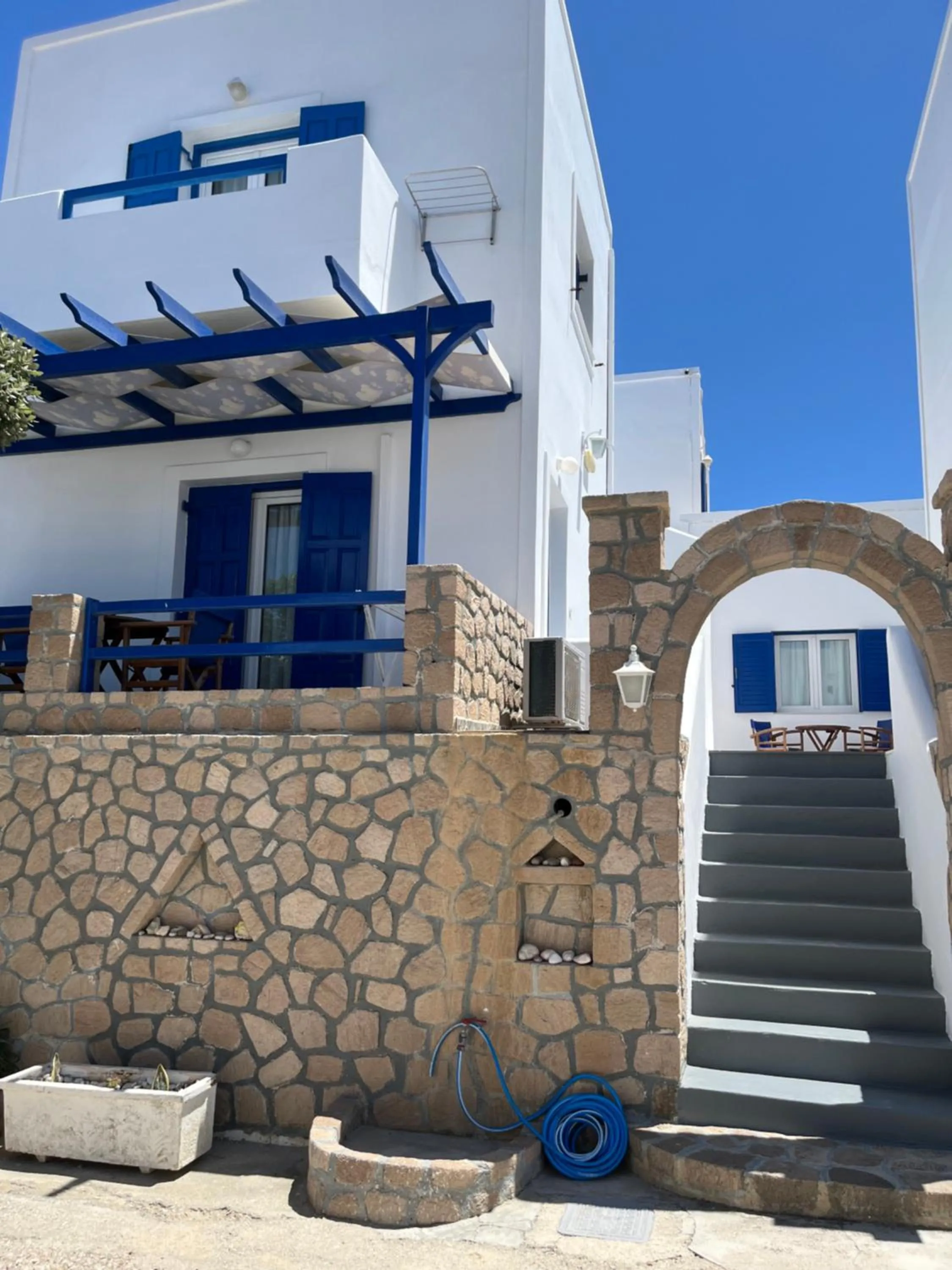 Property building in Captain Stavros Milos
