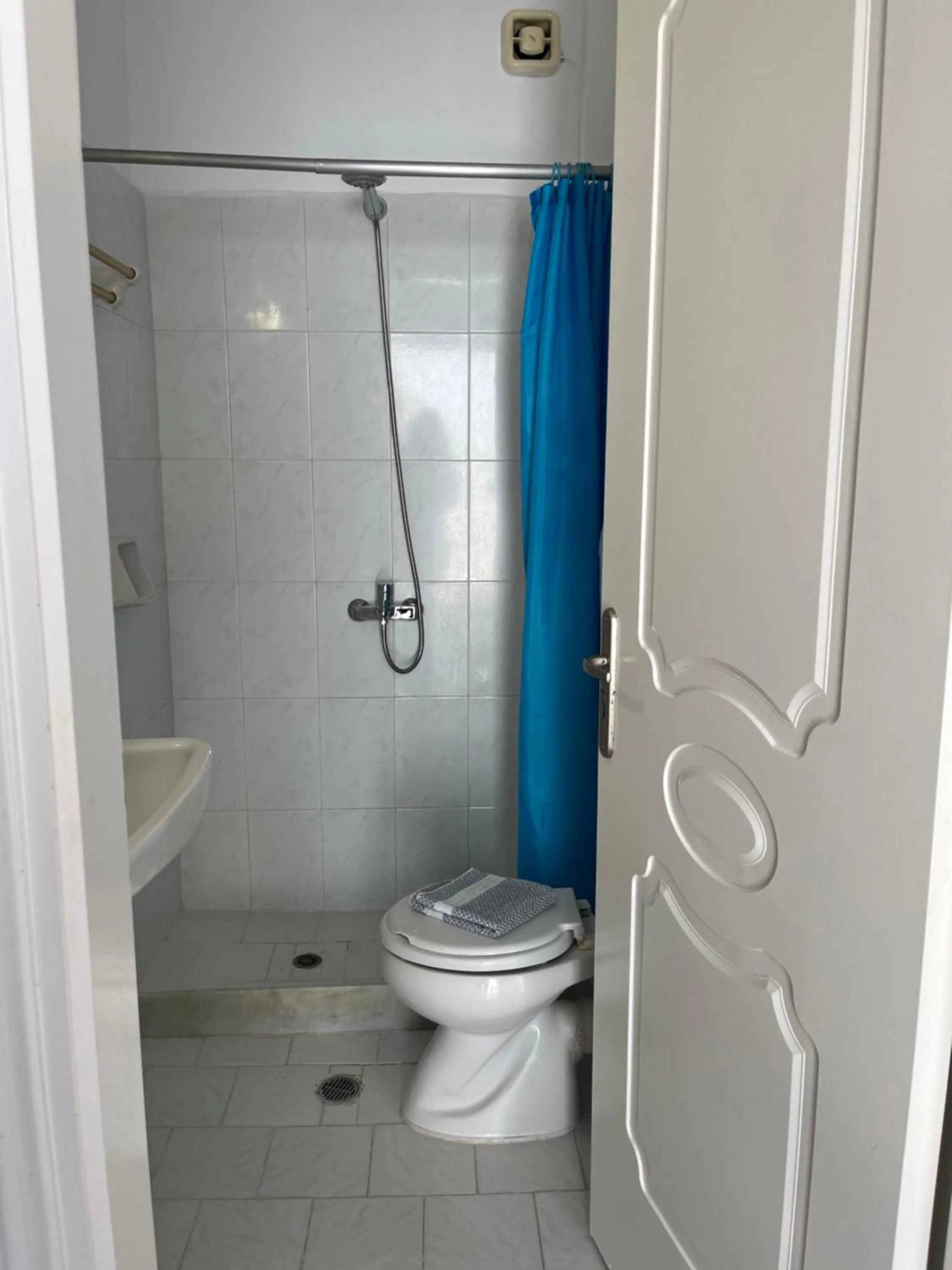 Shower in Captain Stavros Milos