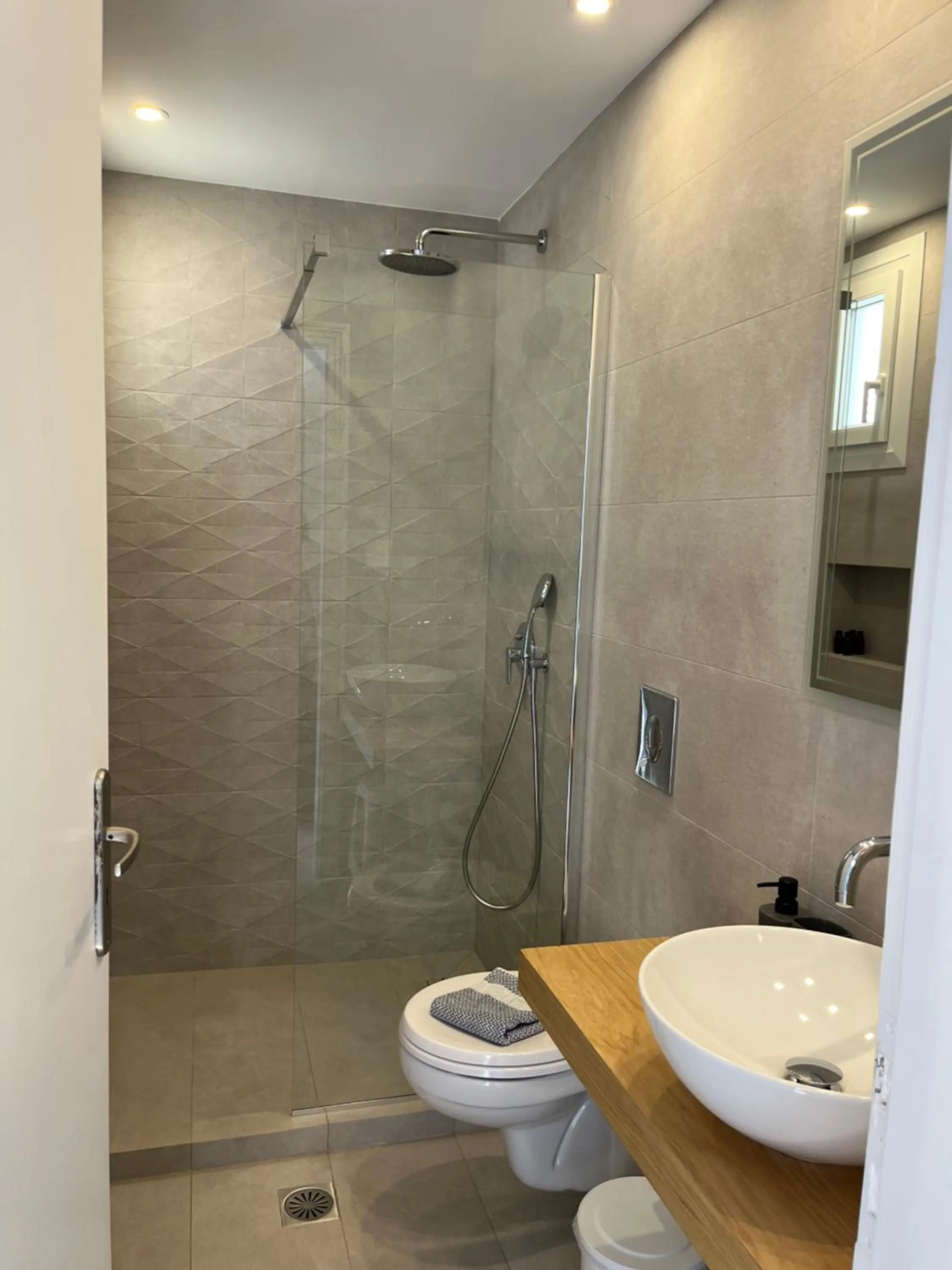 Shower in Captain Stavros Milos