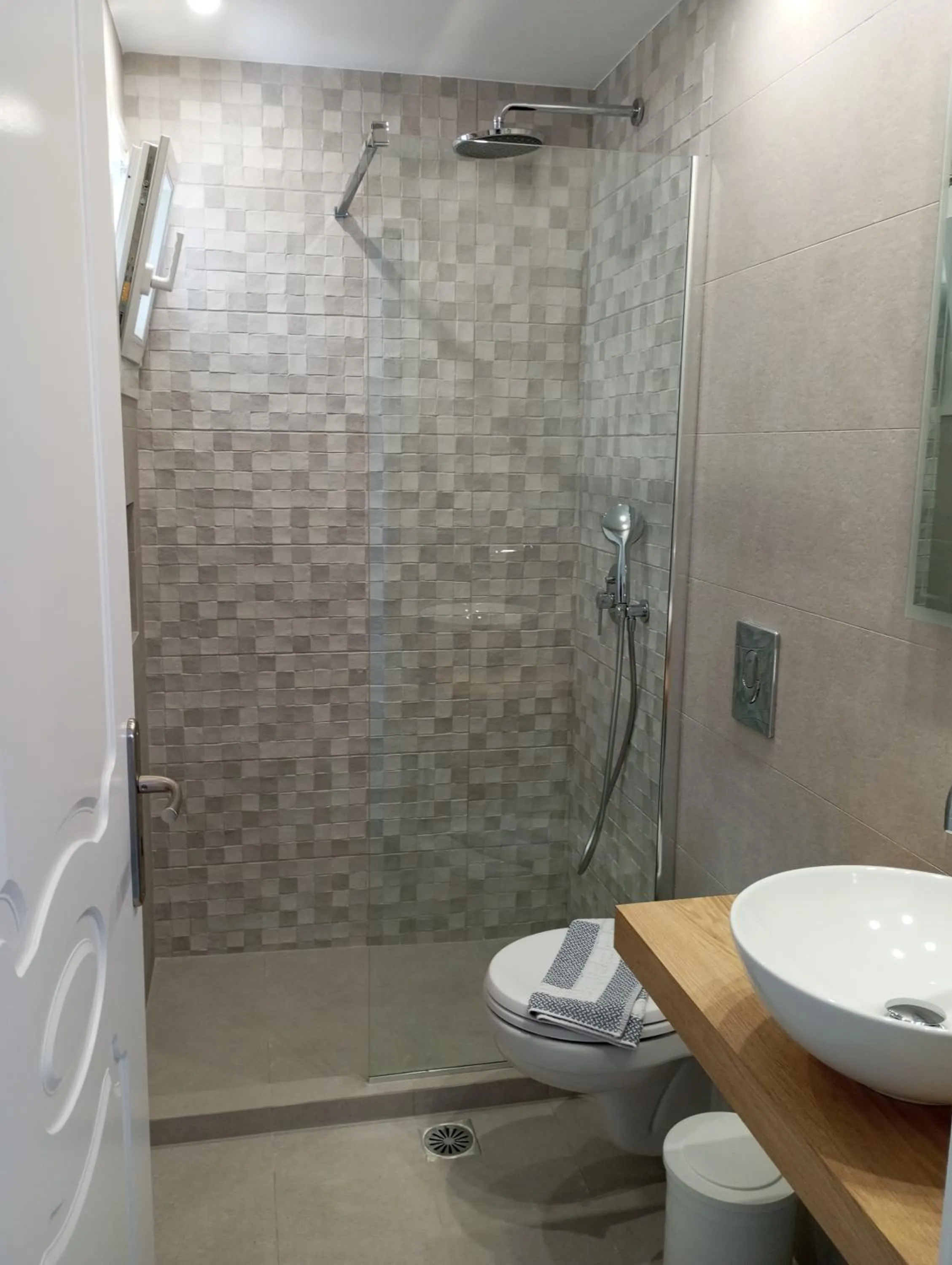 Shower in Captain Stavros Milos