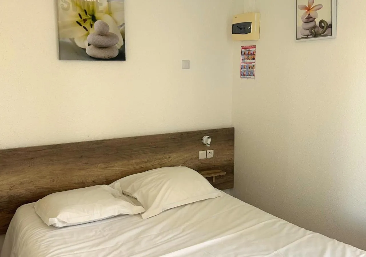 Bed in Hôtel Le Carnon