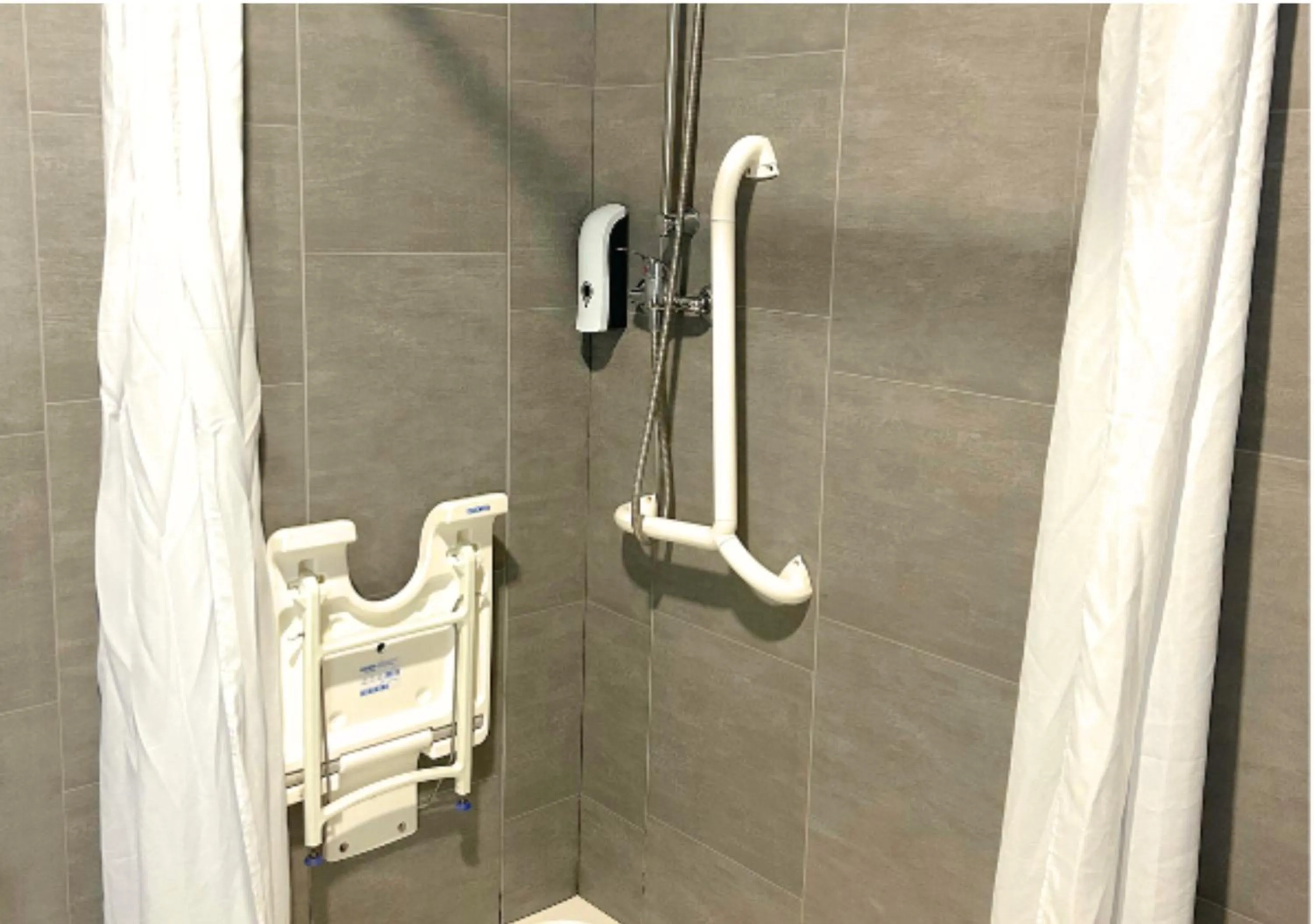 Shower in Hôtel Le Carnon