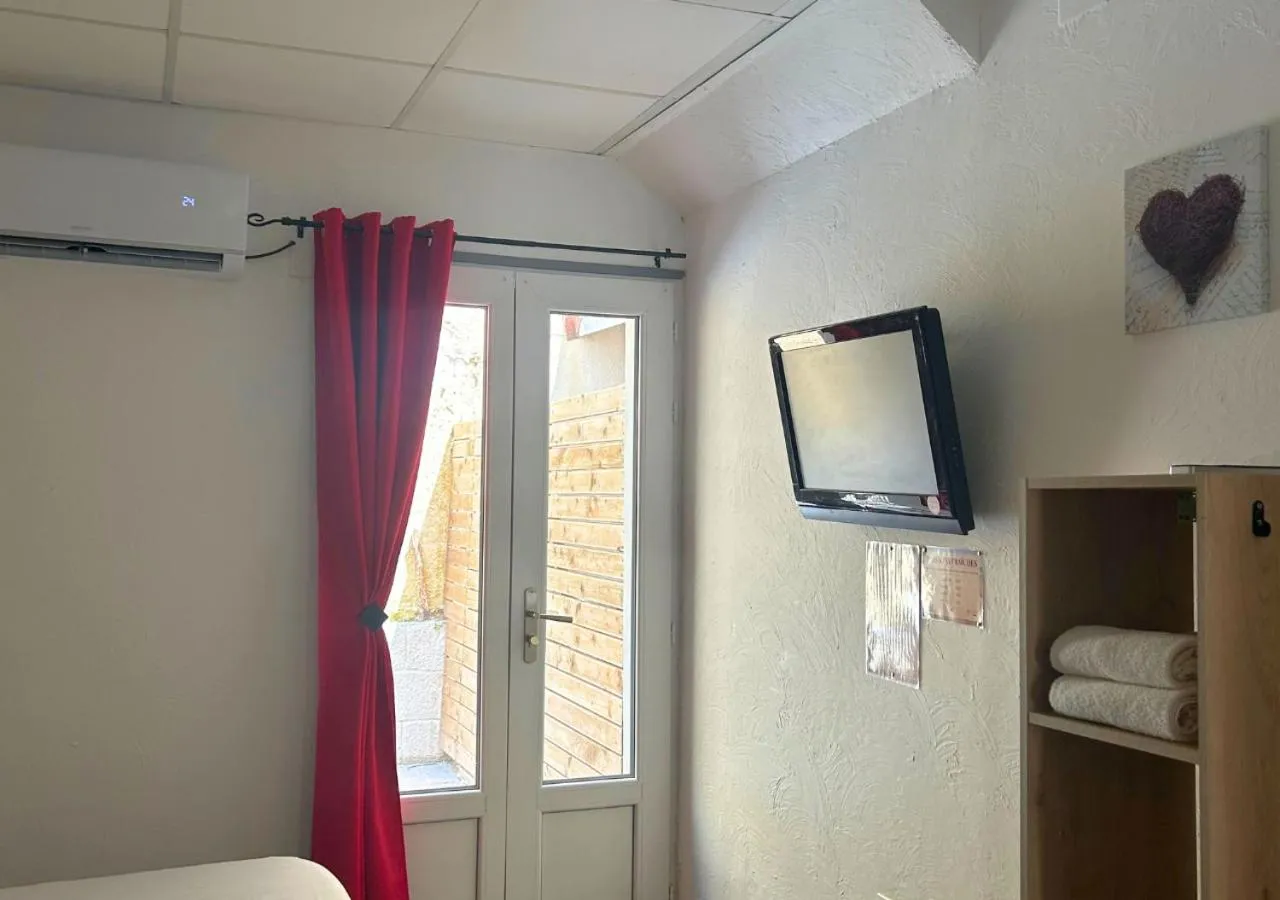 Bedroom, Bed in Hôtel Le Carnon