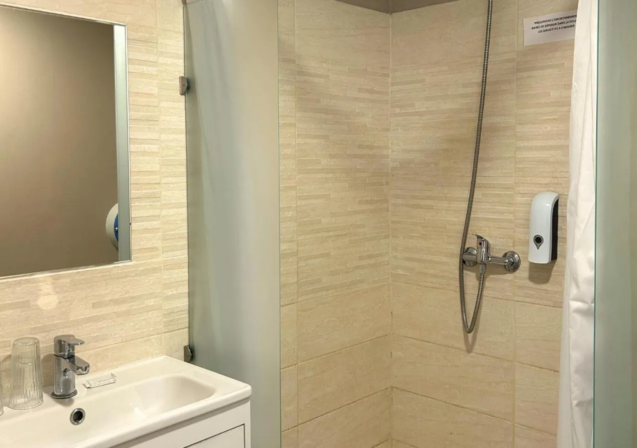 Shower in Hôtel Le Carnon