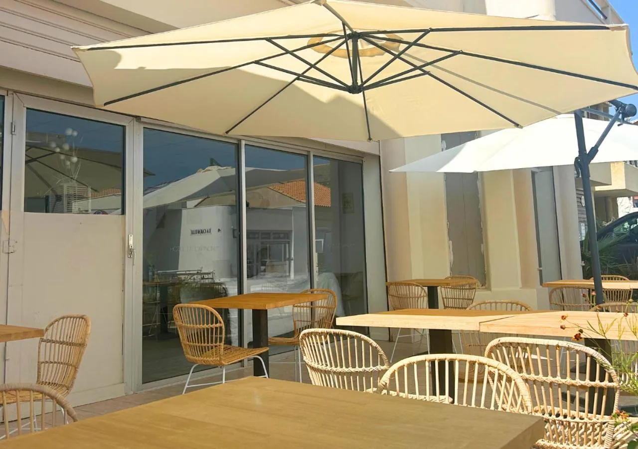 Patio in Hôtel Le Carnon