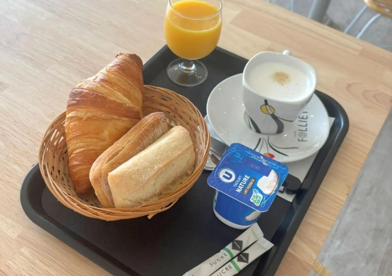 Food and drinks in Hôtel Le Carnon