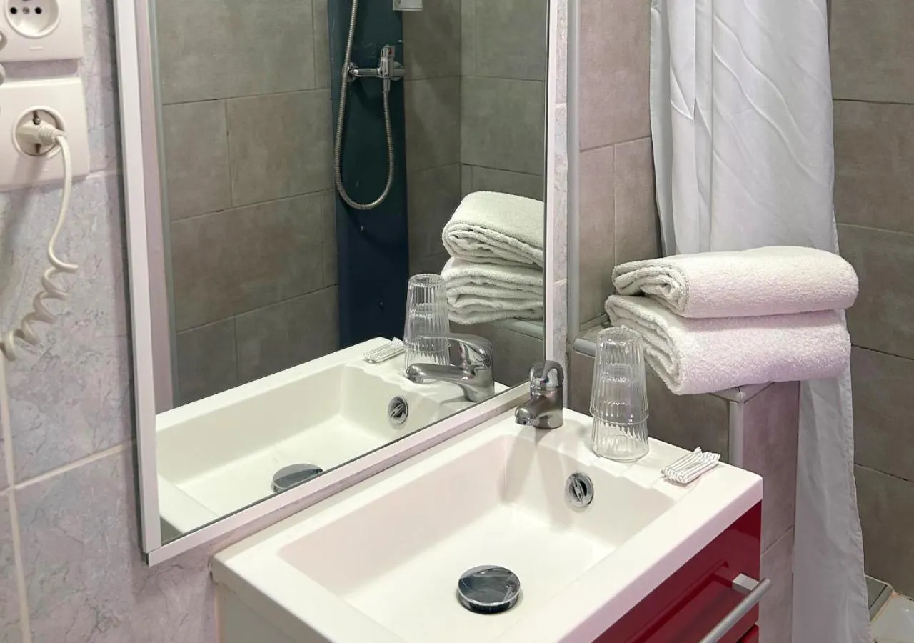 Bathroom in Hôtel Le Carnon