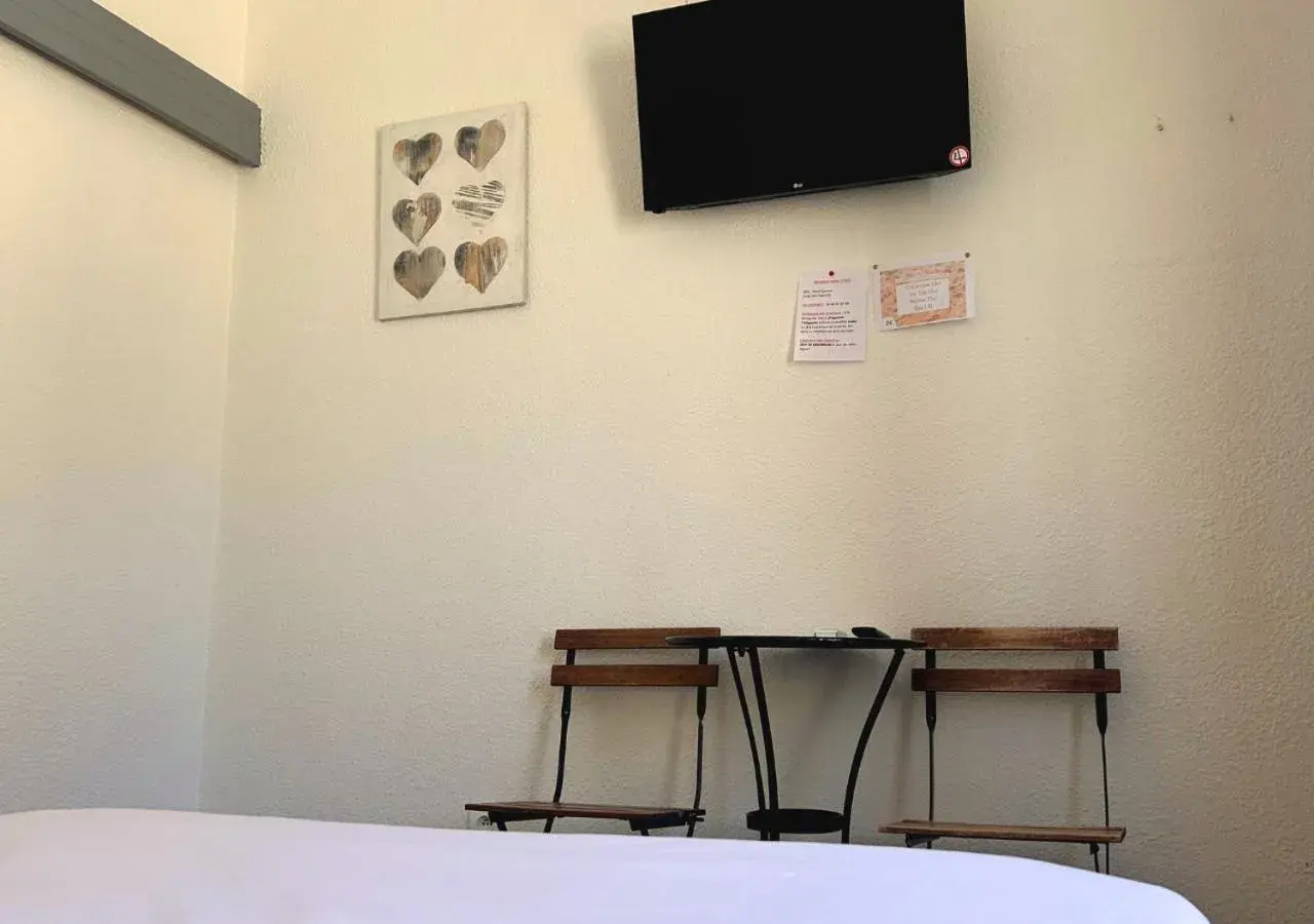 Double Room in Hôtel Le Carnon Double Room in Hôtel Le Carnon