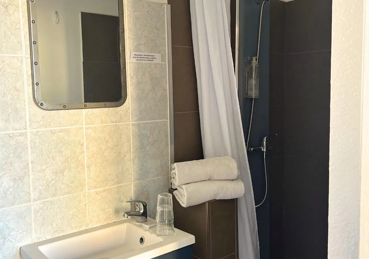 Shower in Hôtel Le Carnon