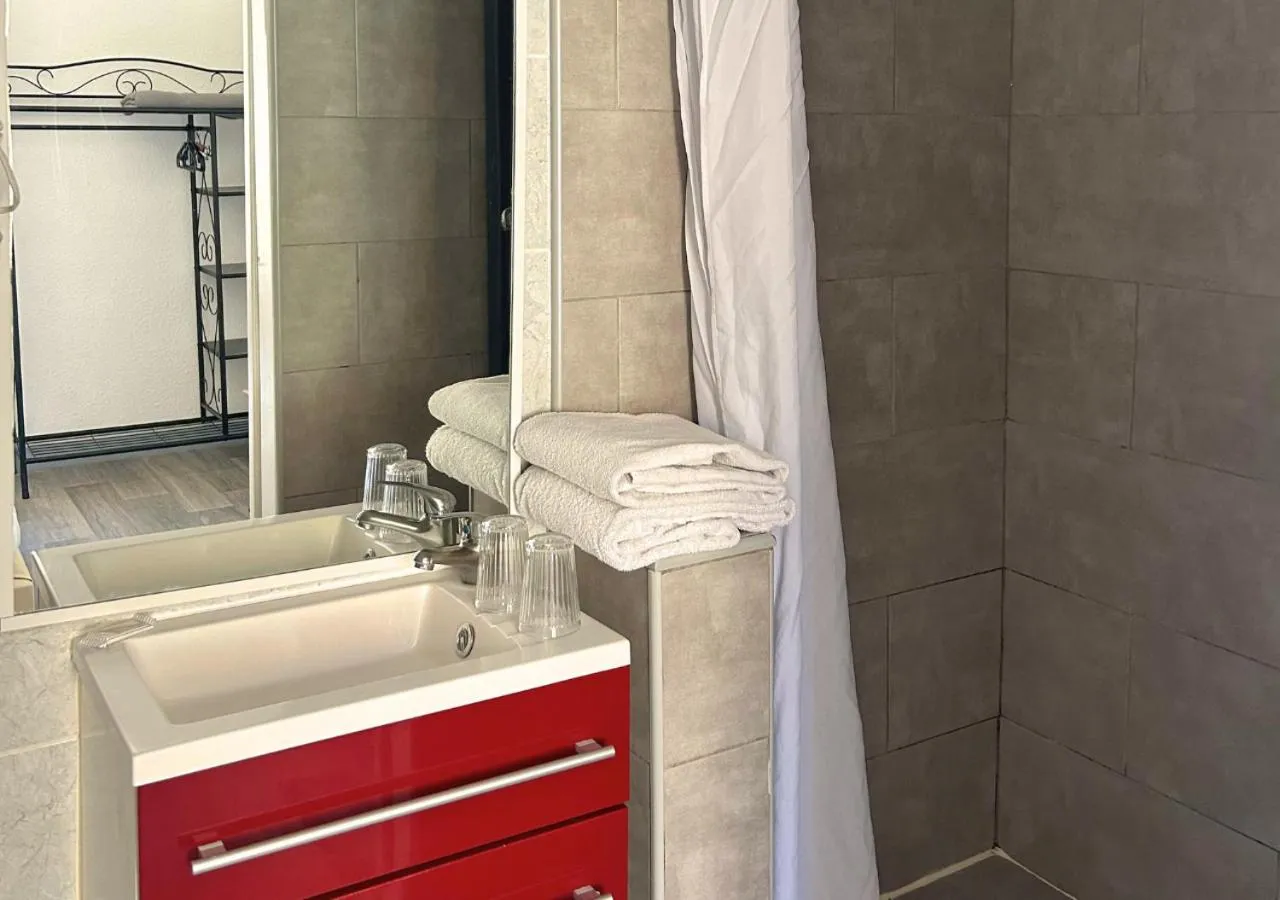 Bathroom in Hôtel Le Carnon