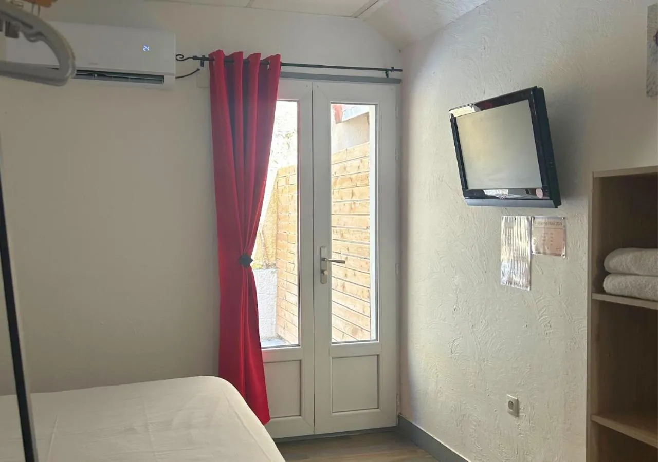 Bedroom, Bed in Hôtel Le Carnon