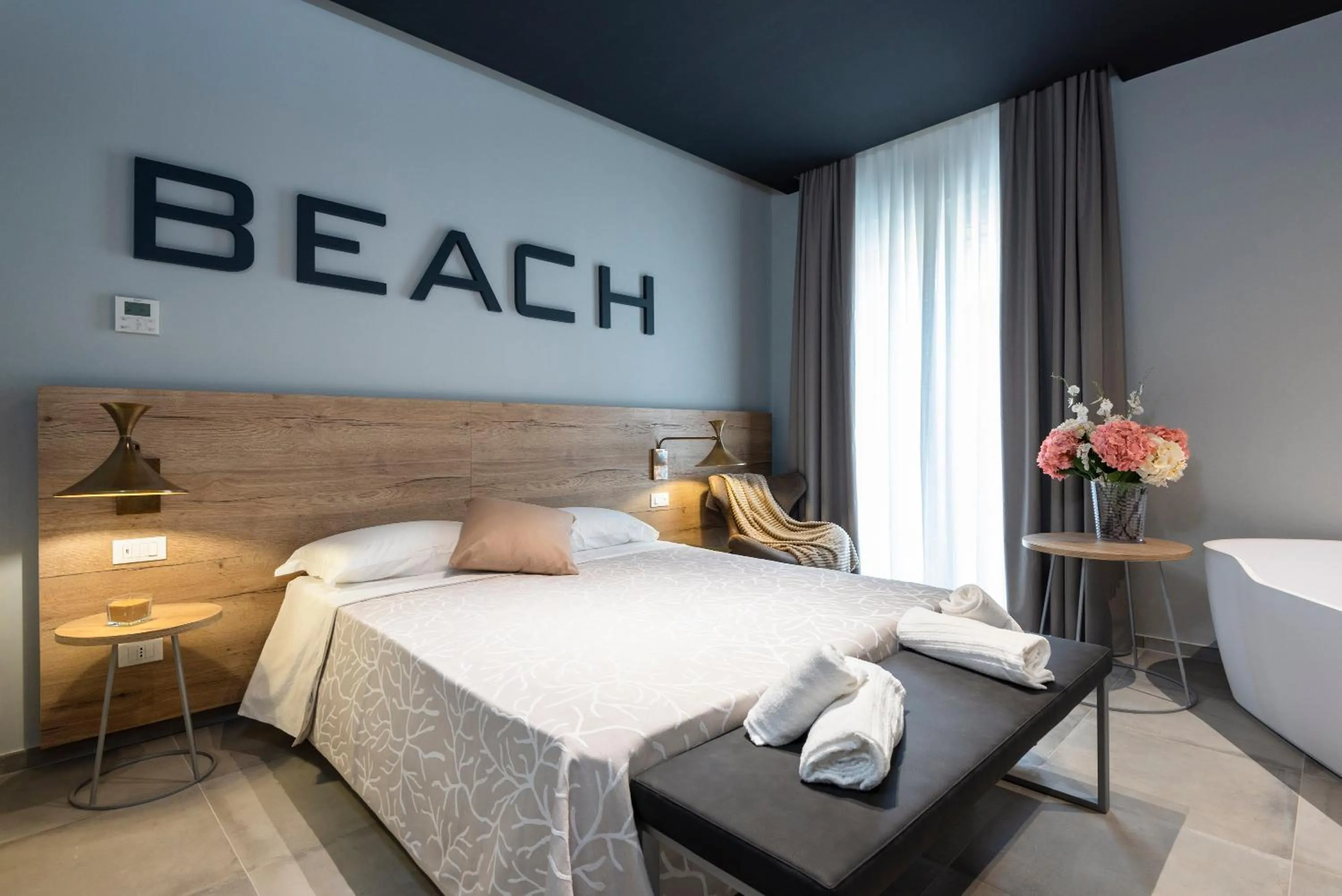 Photo of the whole room, Bed in MARCONI 1935