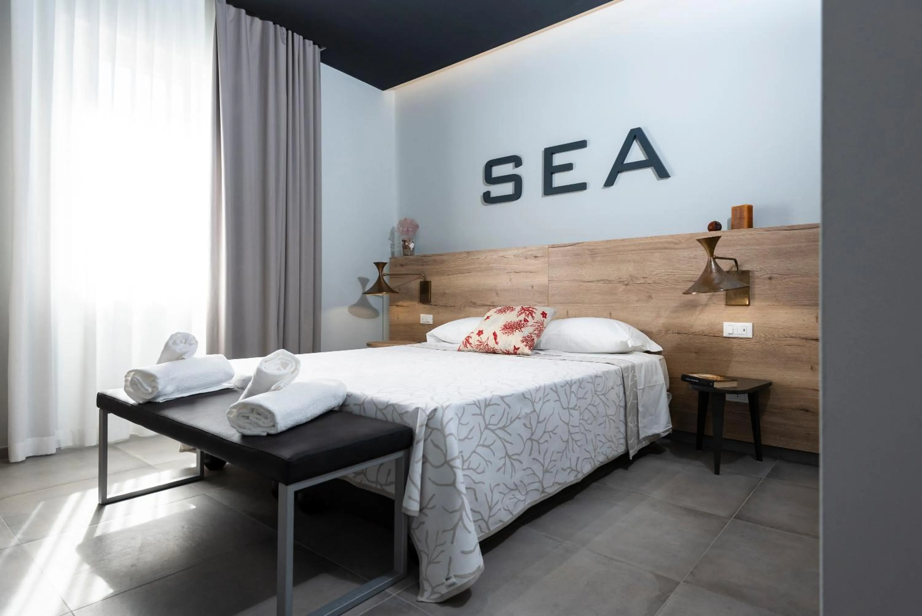 Photo of the whole room, Bed in MARCONI 1935