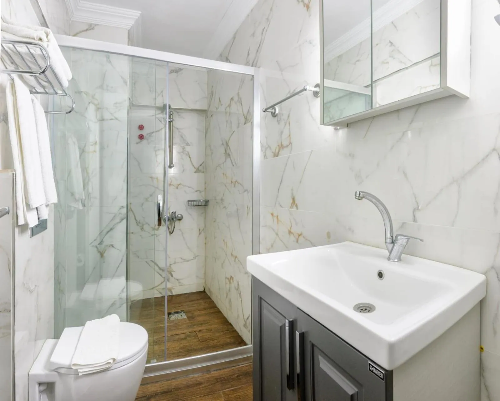 Bathroom in Mutlu Hotel