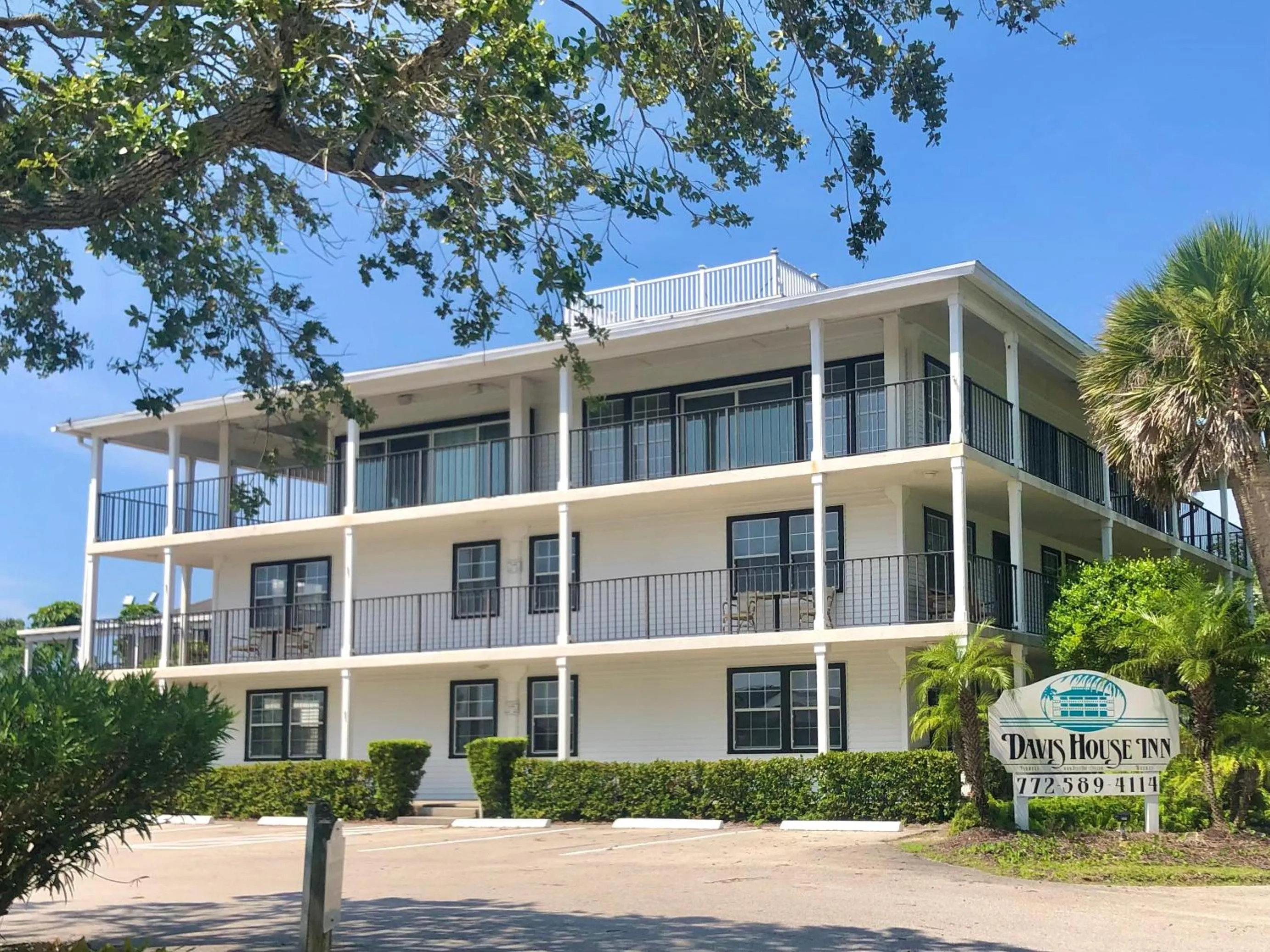 Property building in Davis House Inn