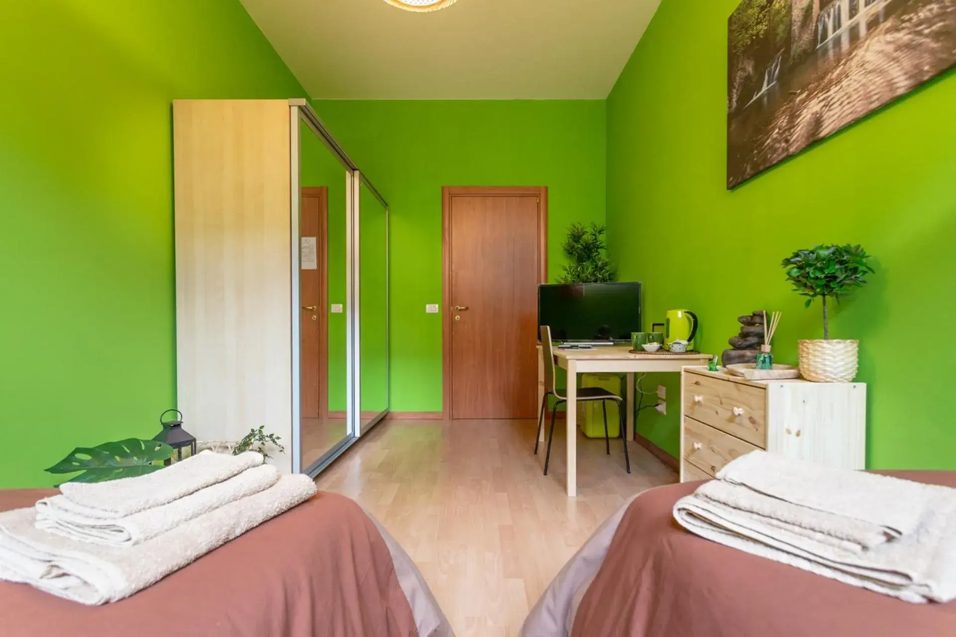 Twin Room with Private External Bathroom - single occupancy in Juliette Rooms Twin Room with Private External Bathroom - single occupancy in Juliette Rooms