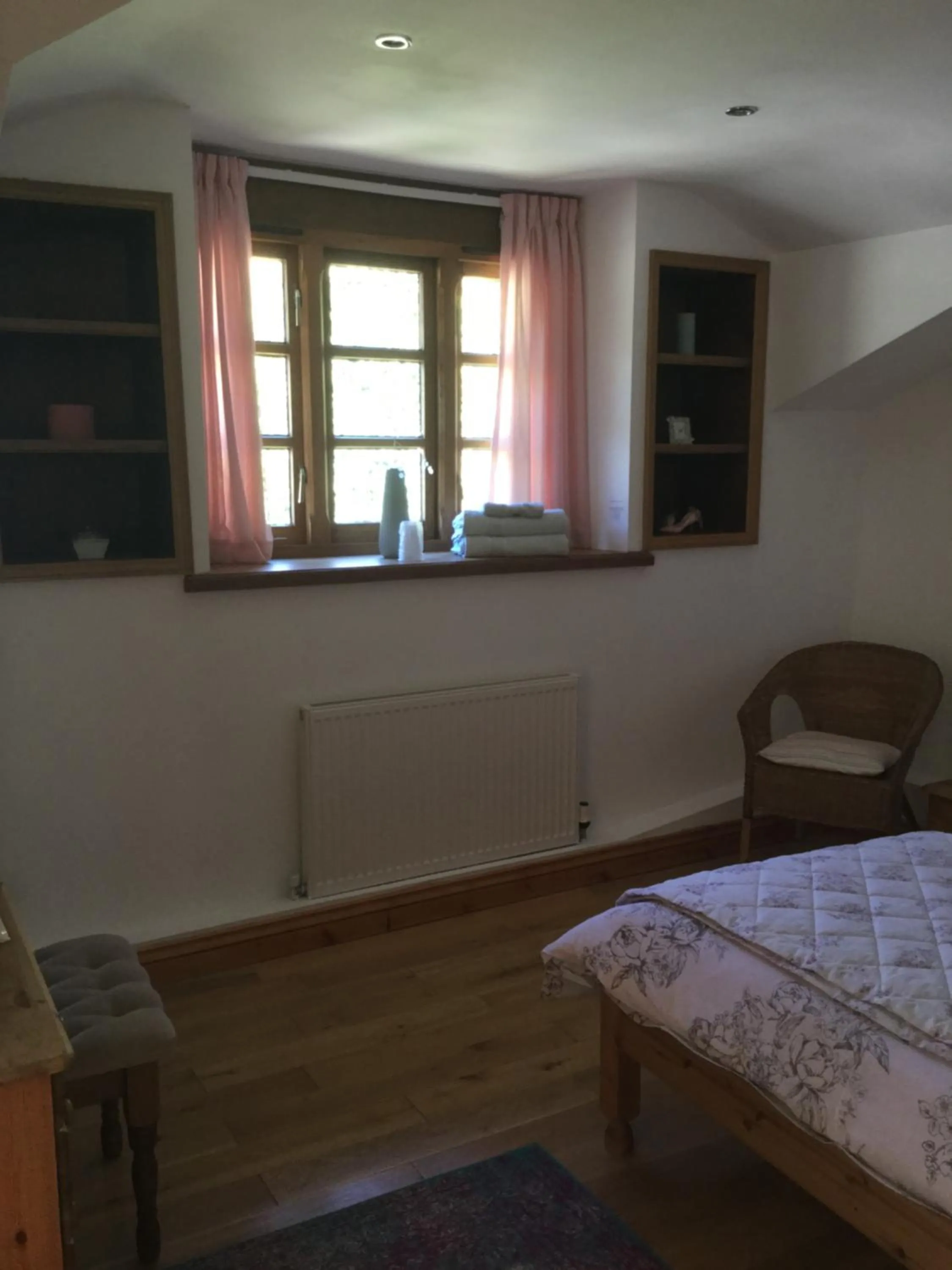 Photo of the whole room, Bed in Coombe House B&B