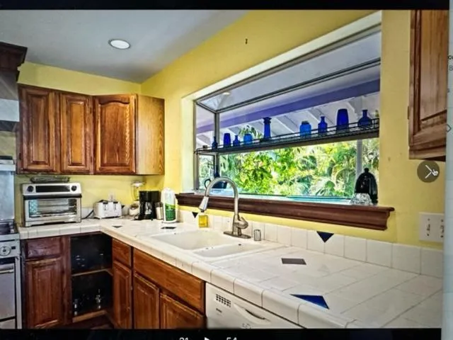 Kitchen or kitchenette in Hawaii Tropical Volcano mansion + Sauna