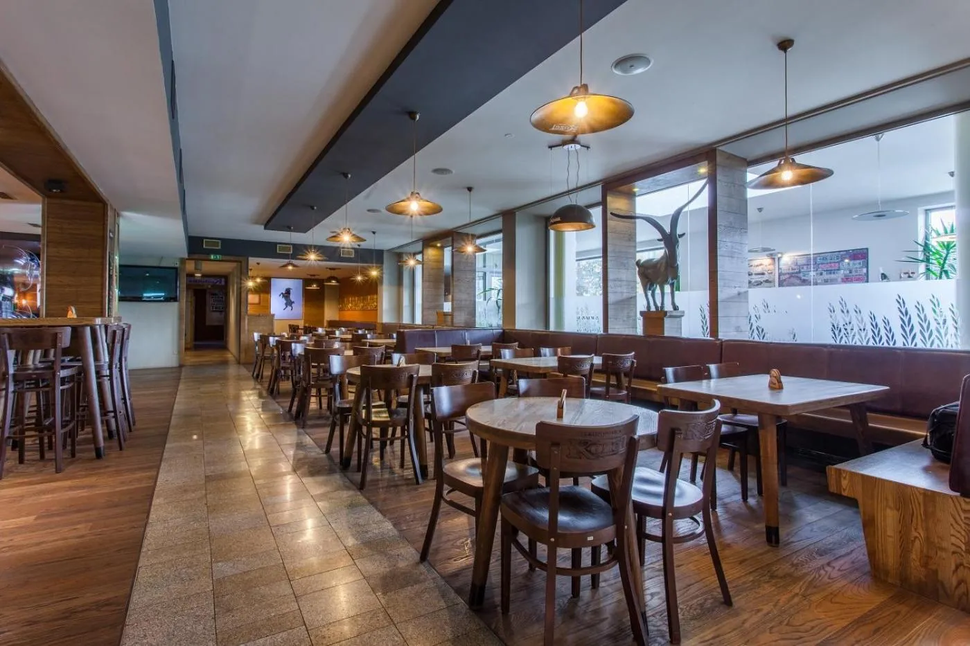 Restaurant/places to eat in Hotel Alfa