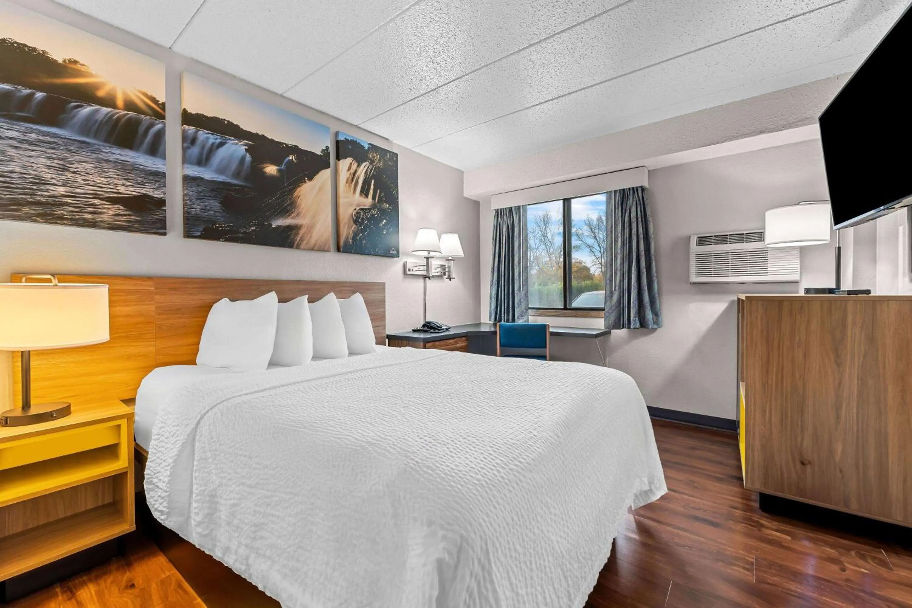 Bed in Days Inn by Wyndham Sioux Falls